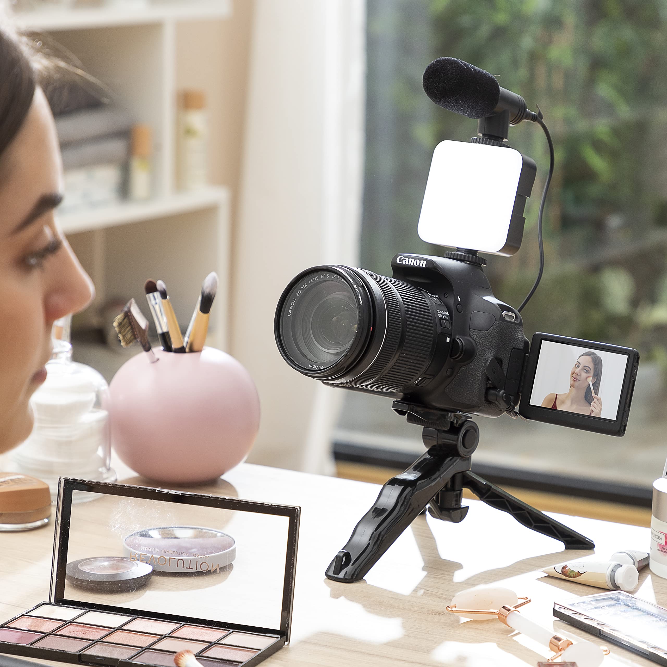 InnovaGoods® Kit de vlogging (6 piezas), tripode para movil graba vídeos de forma profesional, con aro de luz LED, micrófono y mando, ideal para vloggers, YouTubers y creadores de contenido.