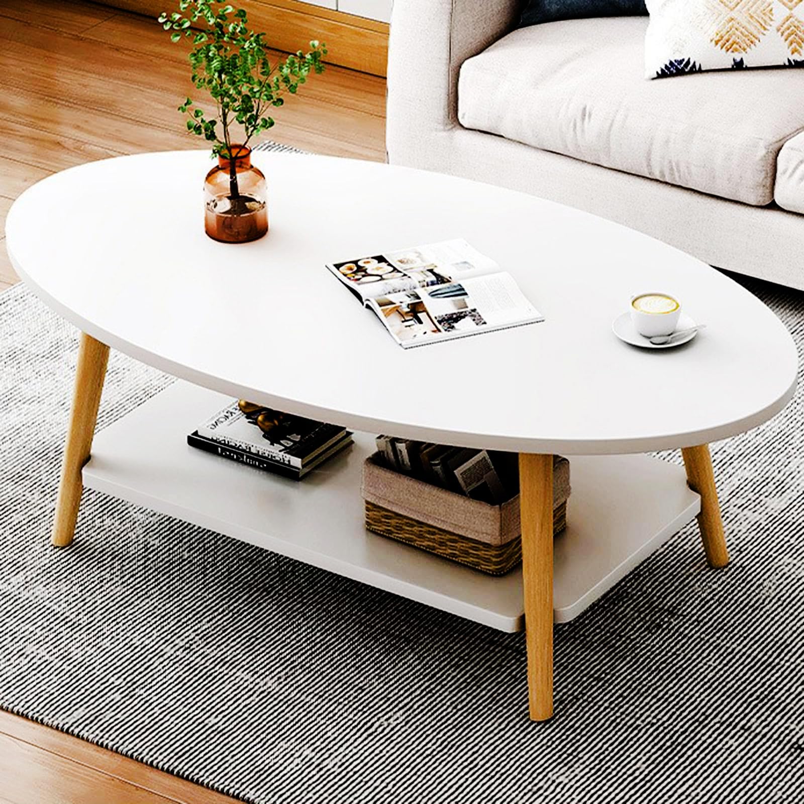 Table basse double couche blanche pour un salon moderne et chaleureux