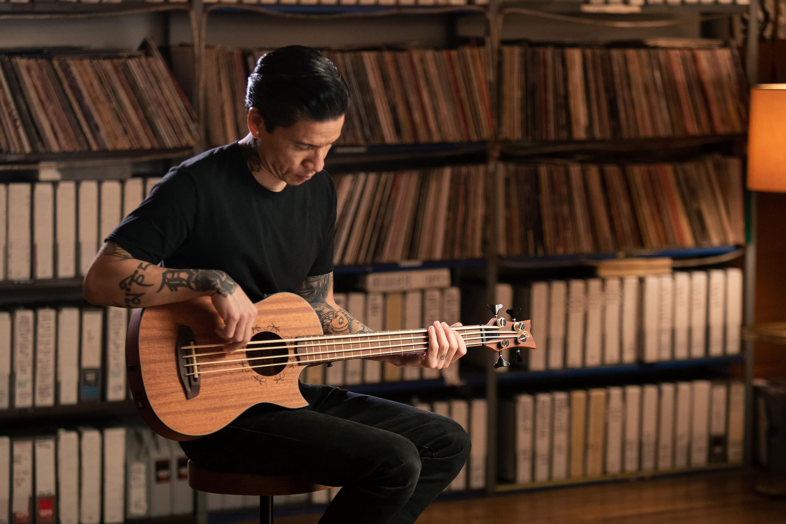 Ortega Guitars Bass Ukulele Elektro-Akustisch – Long Scale, ohne Bundstäbchen – Lizard Series – Inklusive Gig Bag – Massives Mahagoni, Natur (LIZZY-PRO)