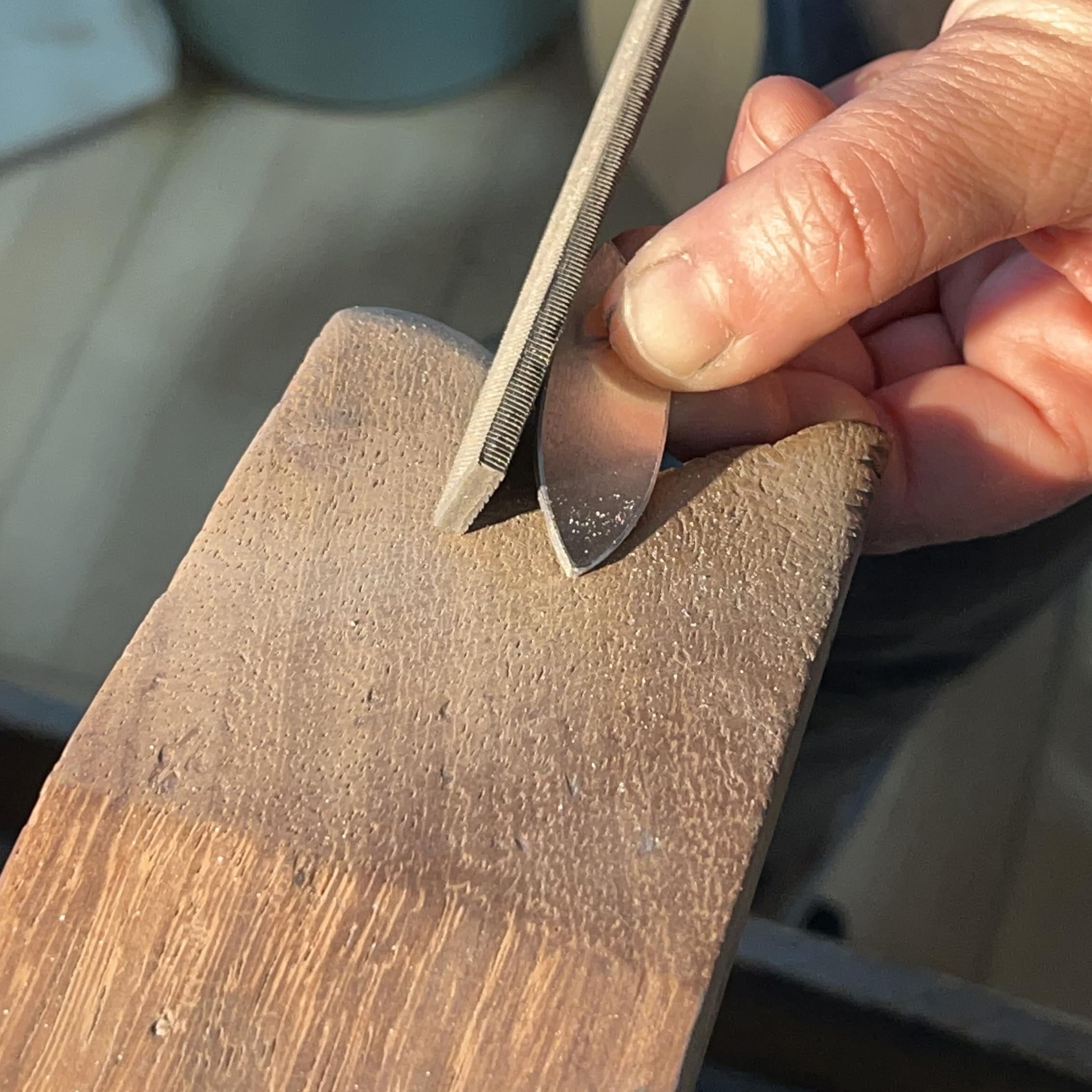 Colgante Tabla de Surf Personalizada de Aluminio con Grabado de Nombre - Joyería Surfera Artesanal Hecha a Mano - Regalo para Surfistas, Collar con Cordón de Cuero Negro 50cm, Diseño de Olas, Unisex