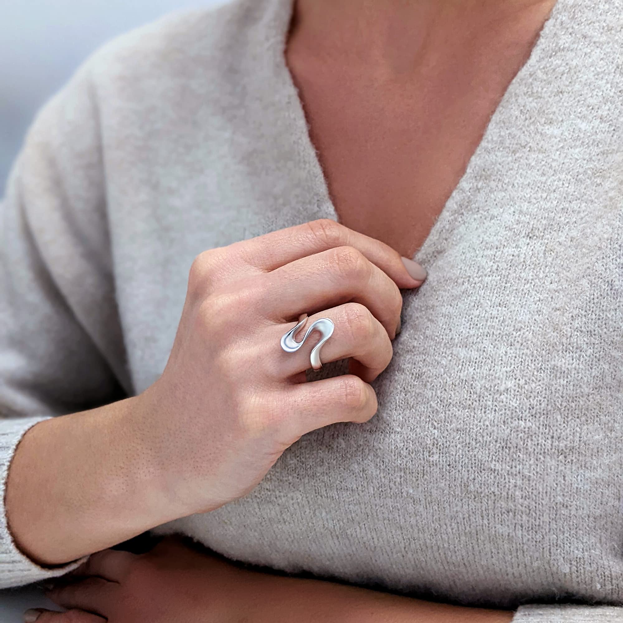 Silverly Anillo Ondulado de Plata de Ley para Mujer | Joyería Abstracta vanguardista de Plata 925 | Diseño Único de Ondas Escultóricas Modernas | Anillo Ancho Asimétrico con Remolino Fluido Orgánico
