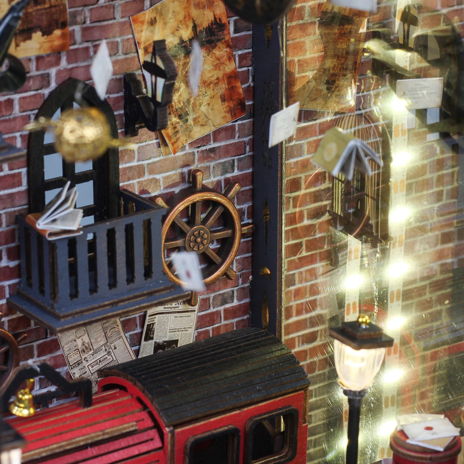 Cuteefun Book Nook Kit - Casa de Muñecas en Miniatura con Luces LED & Cubierta Antipolvo, Adornos Creativos para Estanterías, para Cumpleaños, Navidad, Halloween (Tren Mágico)