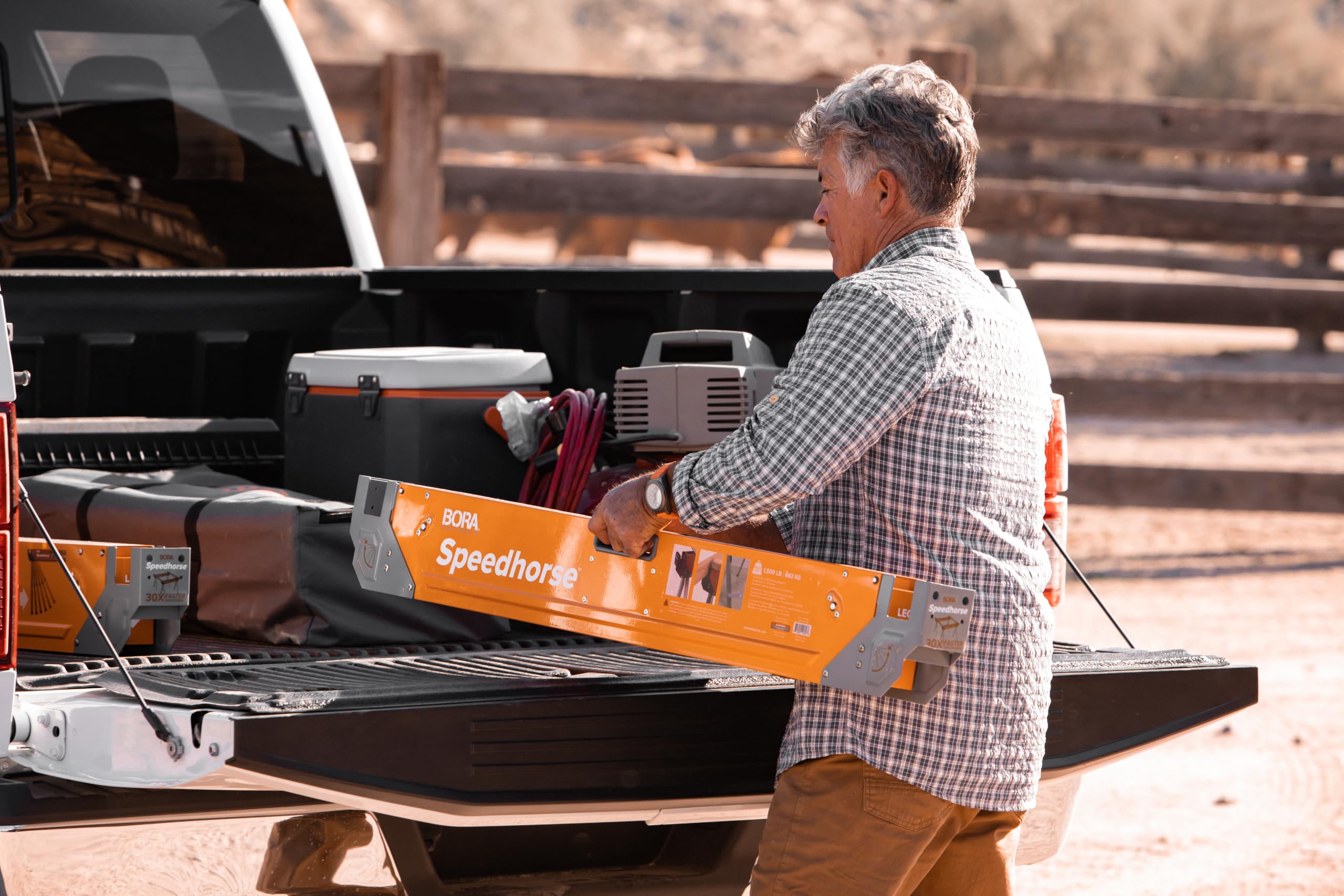 BORA Arbeitsböcke mit robustem Stahlrahmen, Arbeitsbock 2er set. Unterstellblock mit Metallbeine und 2x4 Halterung, Orange/Abendrot im Zickzackmuster (Sunset Chevron)