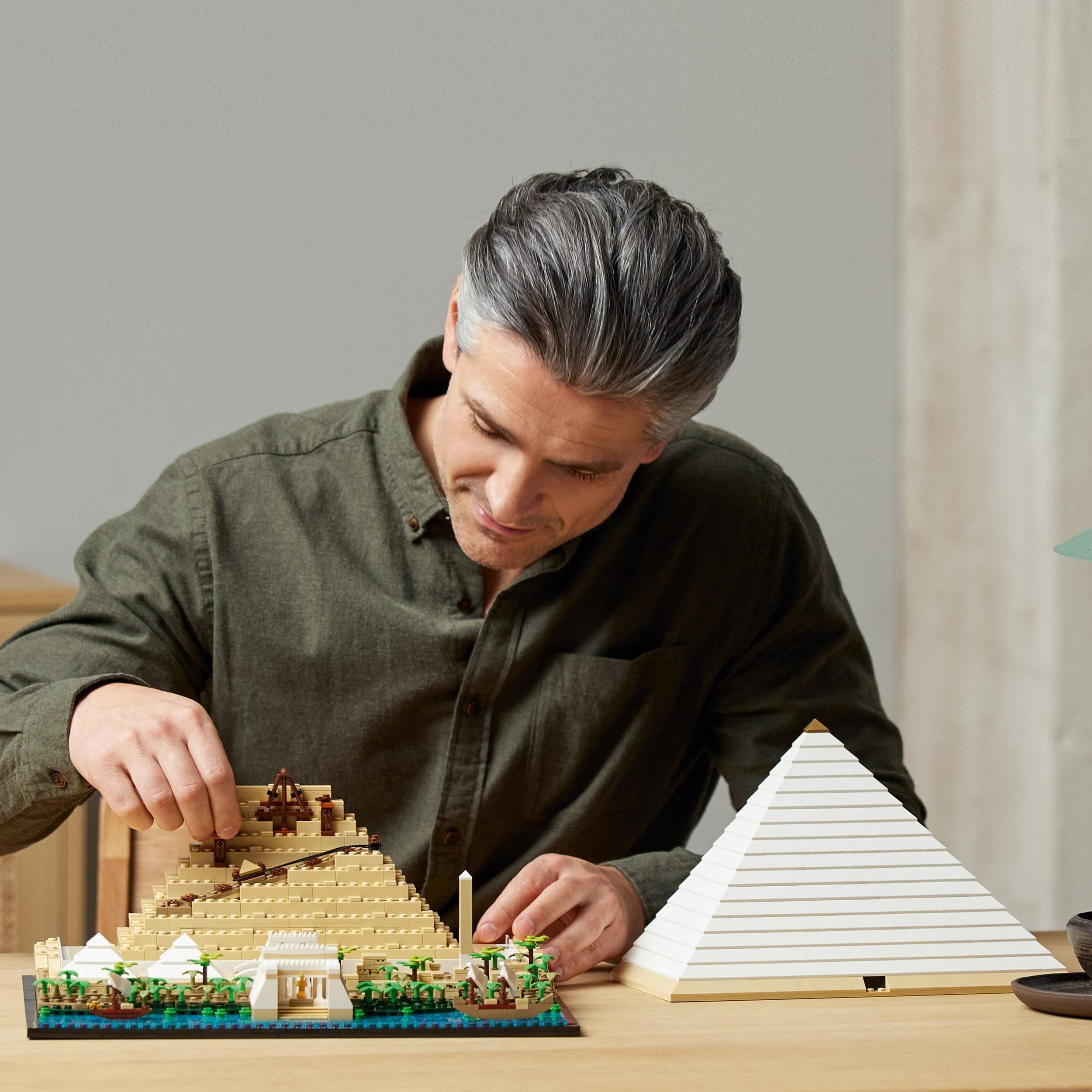 LEGO Architecture La Grande Piramide di Giza, Decorazione per la Casa, Idea Regalo per Adulti, Uomini, Donne, Mamma, Papà, Hobby Creativi con le Costruzioni, Collezione Monumenti Famosi 21058
