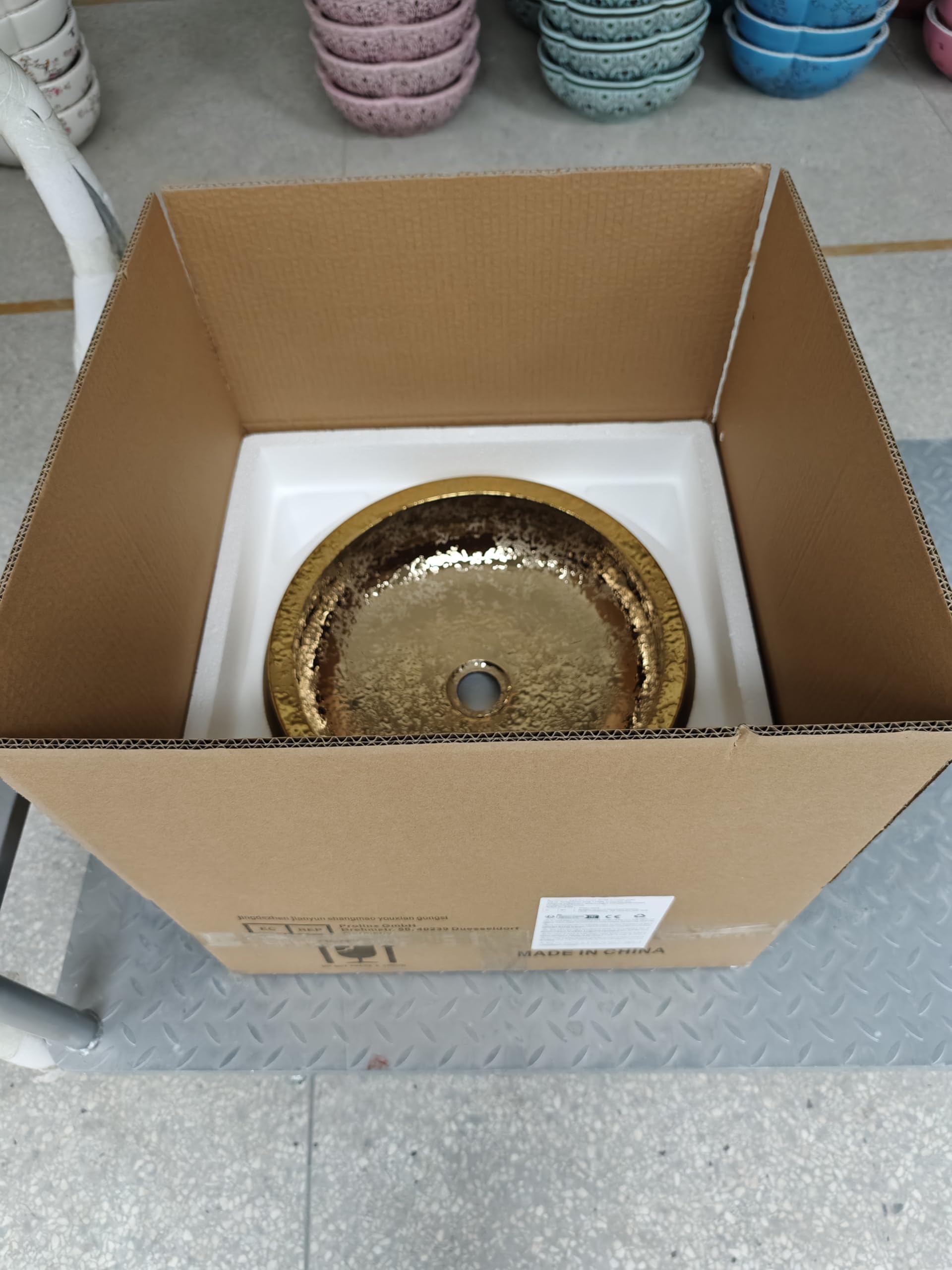 1 komplettes Set luxuriöser, handgefertigter Keramikwaschbecken in Gold mit goldenem Wasserhahn und Abfluss