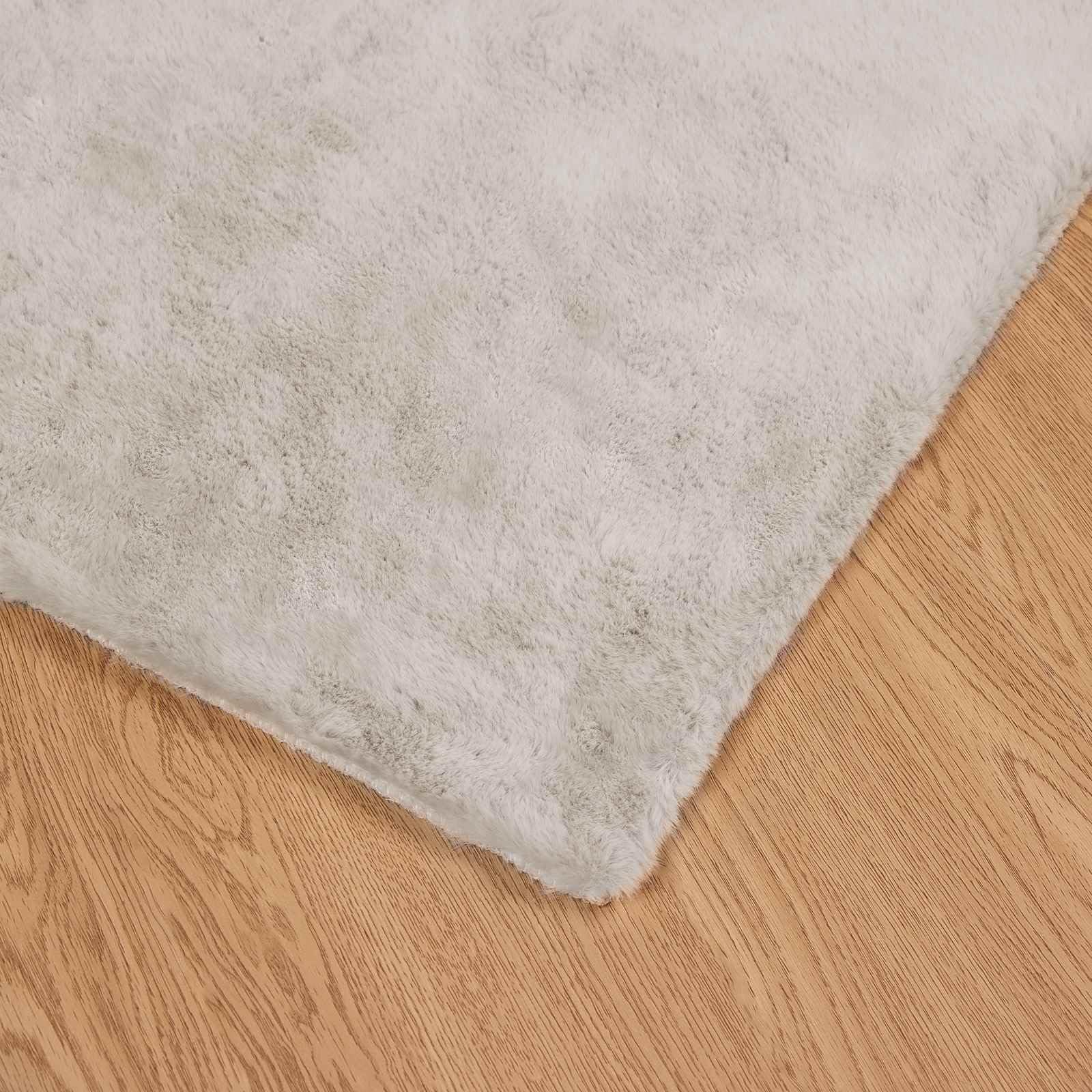 Kunstfellteppich 100x200 cm OLITE, Rutschfester Teppich in Beige, Weicher Webpelz-Teppich, Kunstkaninchenfell-Optik, Flauschige Wohndeko für Wohnzimmer Schlafzimmer