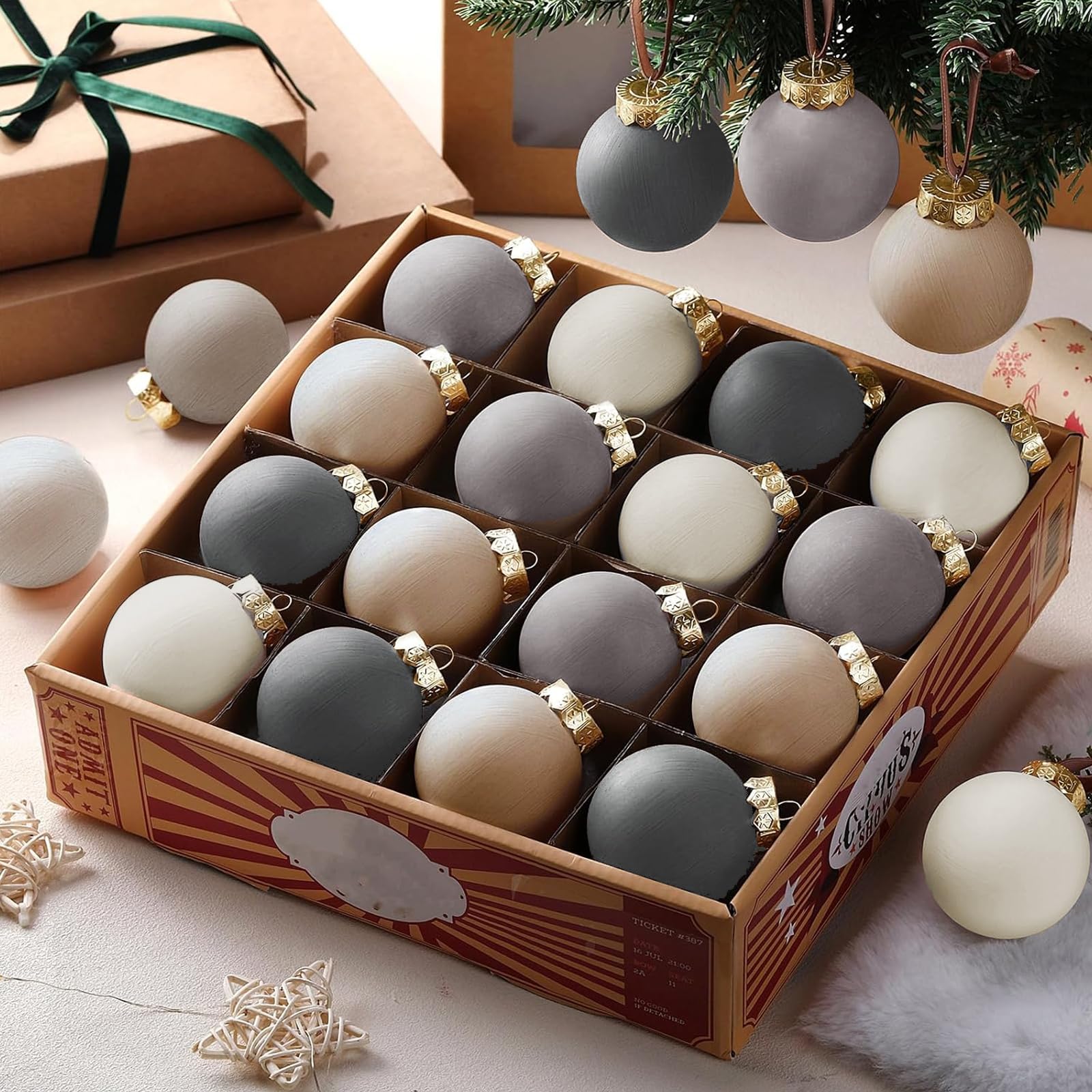Boules de Noël mates au design moderne et épuré pour sapin rustique