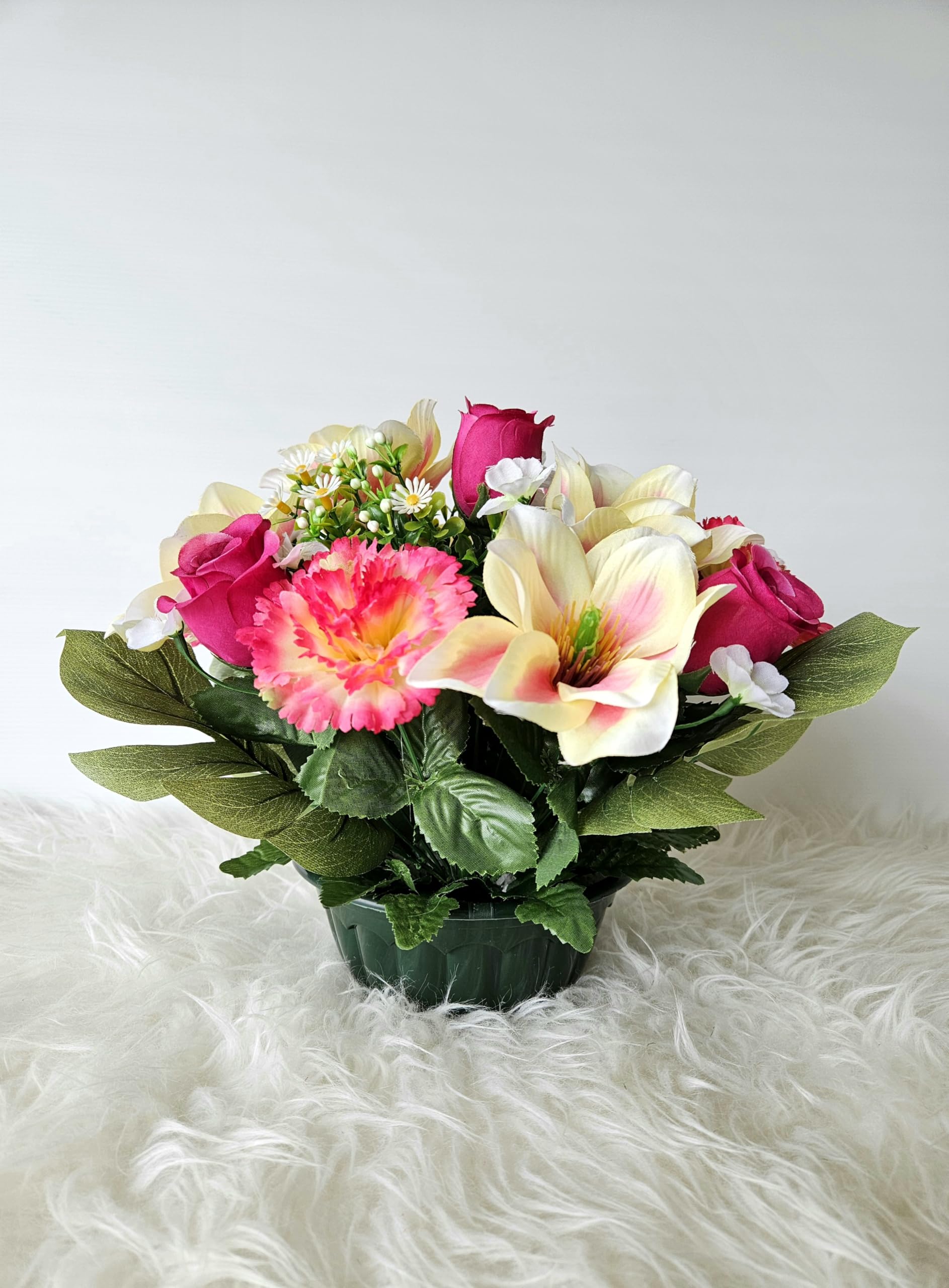 Composition de Fleurs Artificielles, Lesté Ciment pour Une Très Bonne Tenue à L' extérieur. Réalisé par Nos Soins, Fleurs de Qualité.