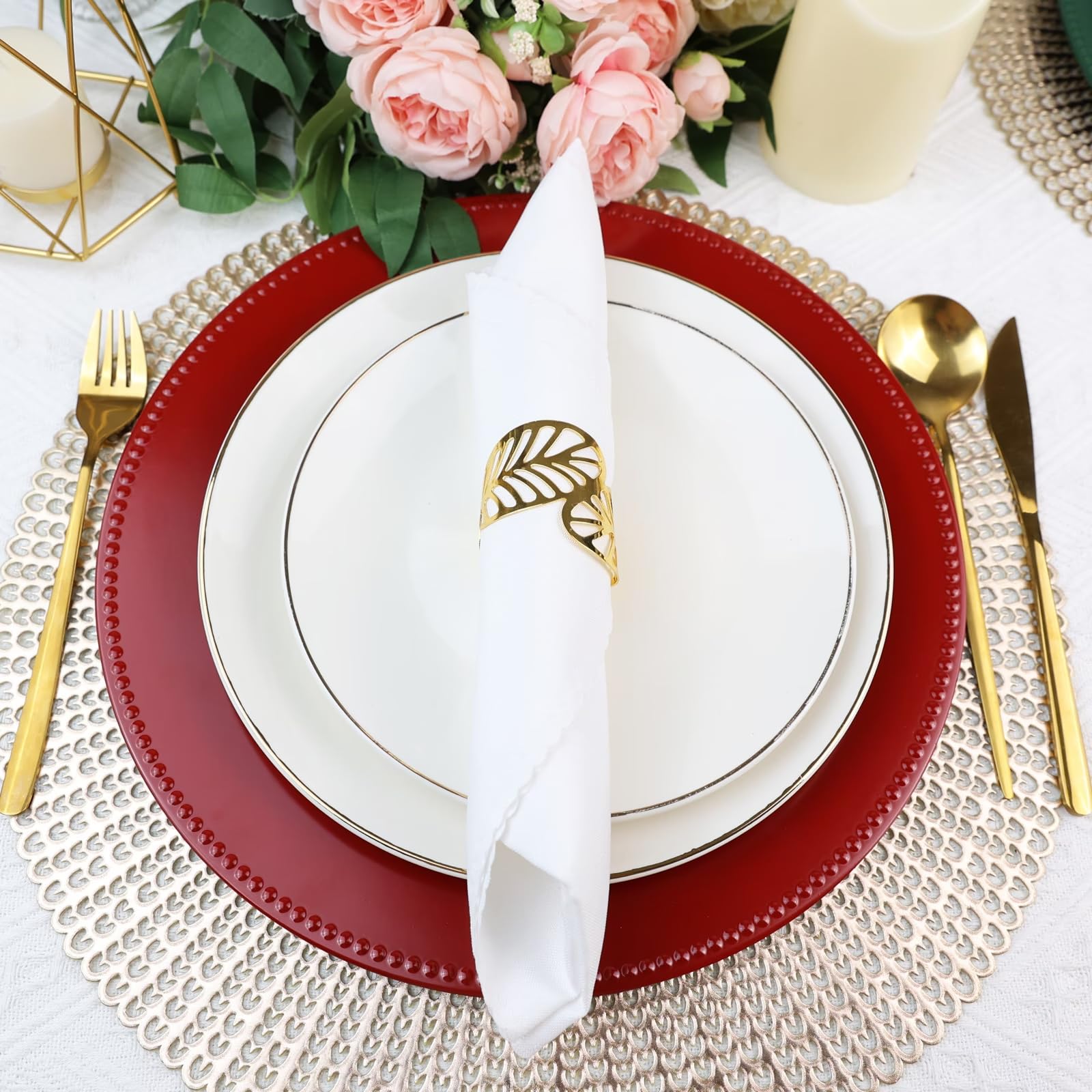 Juego de 12 platos de carga rojos con cuentas. Cargadores de mesa de plástico reutilizables de 13 pulgadas para platos llanos
