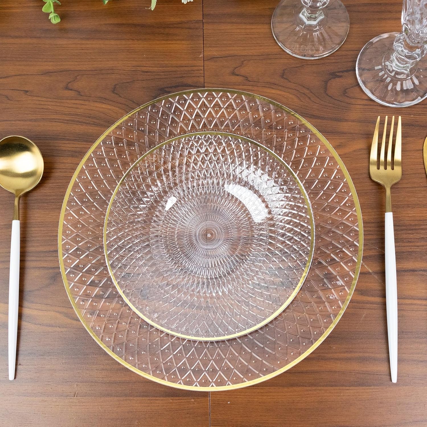 Efavormart 20-Pack Round Plastic Dessert Plates – Clear 7" Radial Diamond-Cut Pattern Gold Rim Salad Plates, Durable Disposable Tableware