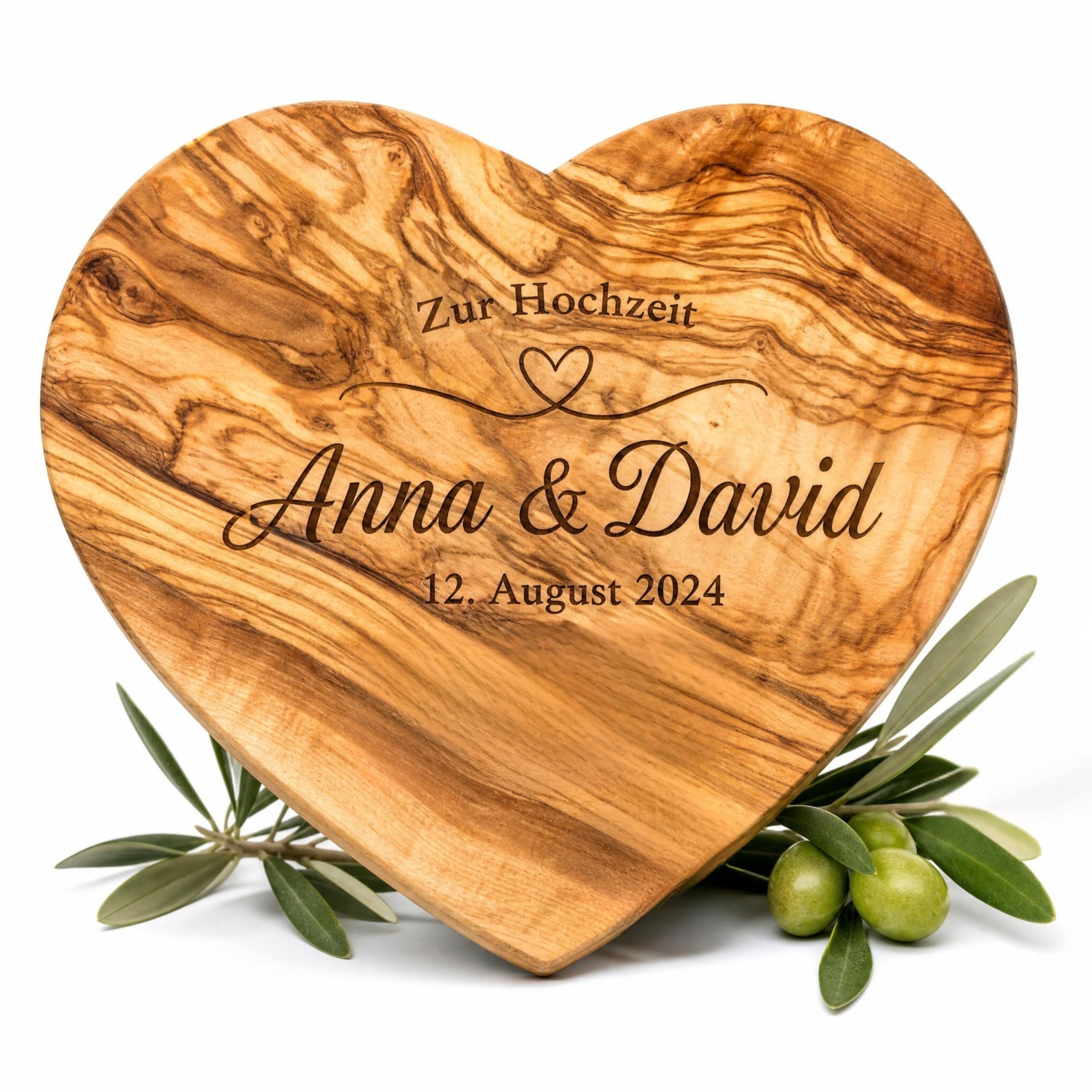 Schneidebrett in Herzform personalisiert, Olivenholz - Rustikales Olivenholzbrett mit Gravur als individuelles Geschenk zur Hochzeit