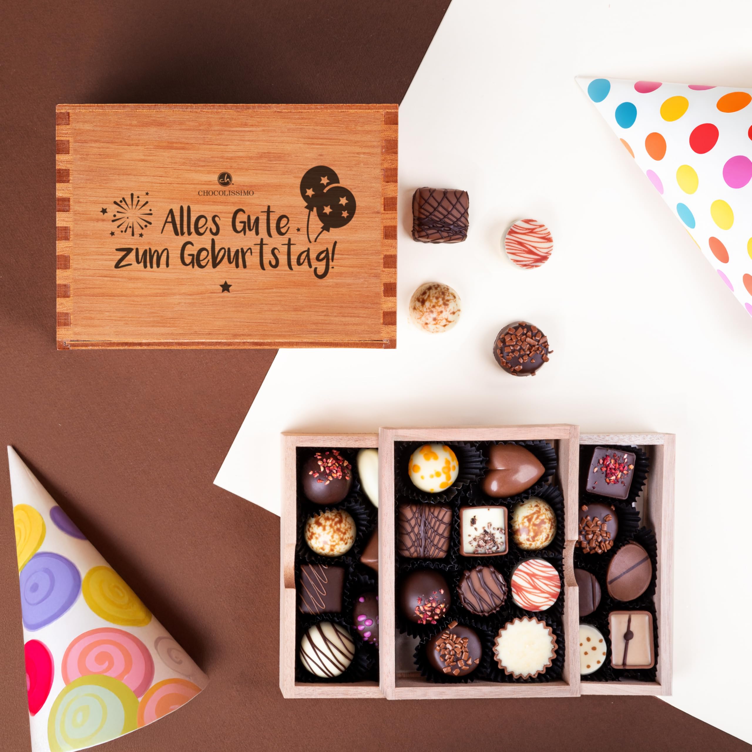 CHOCOLISSIMO - Pralinen Geschenk zum Geburtstag - Geburtstagsgeschenk für Frauen und Männer - 30 Stück in Holzbox, mit Alkohol - Alles Gute zum Geburtstag, Schokolade Geschenk, Geschenkidee