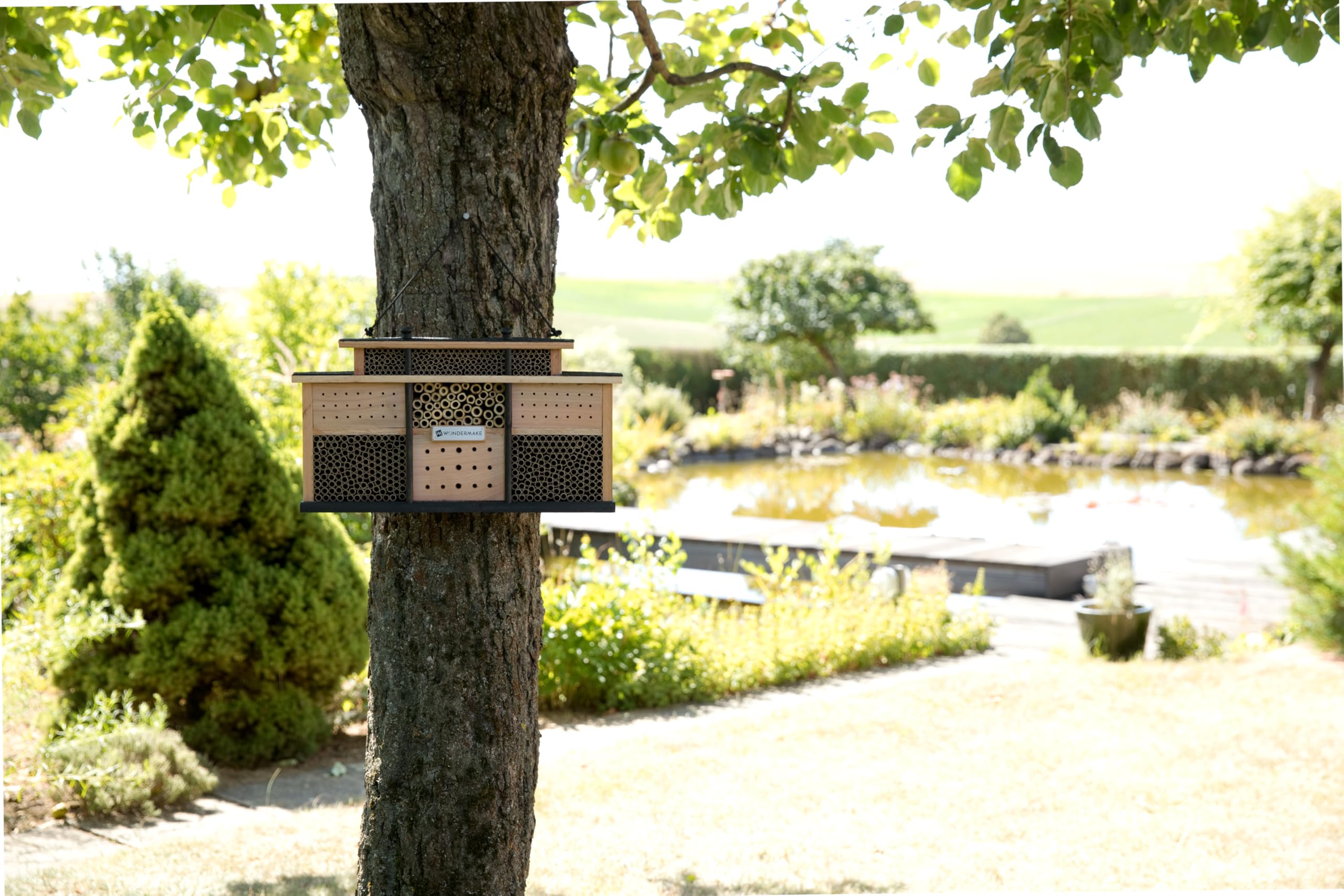 Design Insektenhotel aus Holz mit 7 Zimmern und Terrasse, Bienenhotel groß hängend Nisthilfe für Wildbienen, braun schwarz