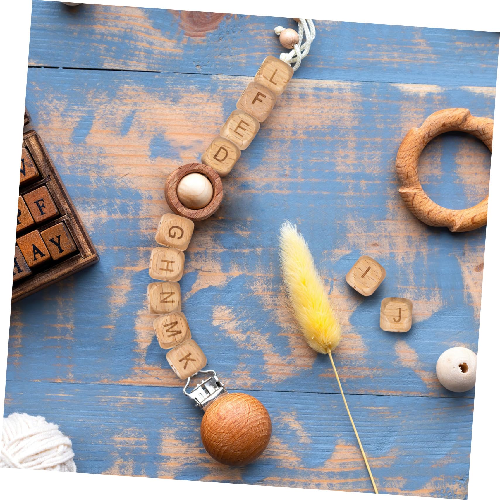 260 Stück Teiliges Beech Wood Buchstabenperlen für Armbänder und Schmuck Quadratische Natürliche Holzperlen mit Alphabetbuchstaben für DIY Halsketten Kreative und