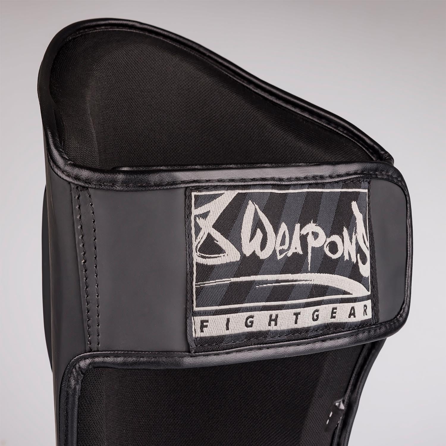 8 WEAPONS Schienbeinschoner Unlimited 2.0, Schwarz-matt, Training & Wettkampf, Hochwertiges Kunstleder und perfekte Dämpfung, Muay Thai, K1, MMA, Karate & Kickboxen