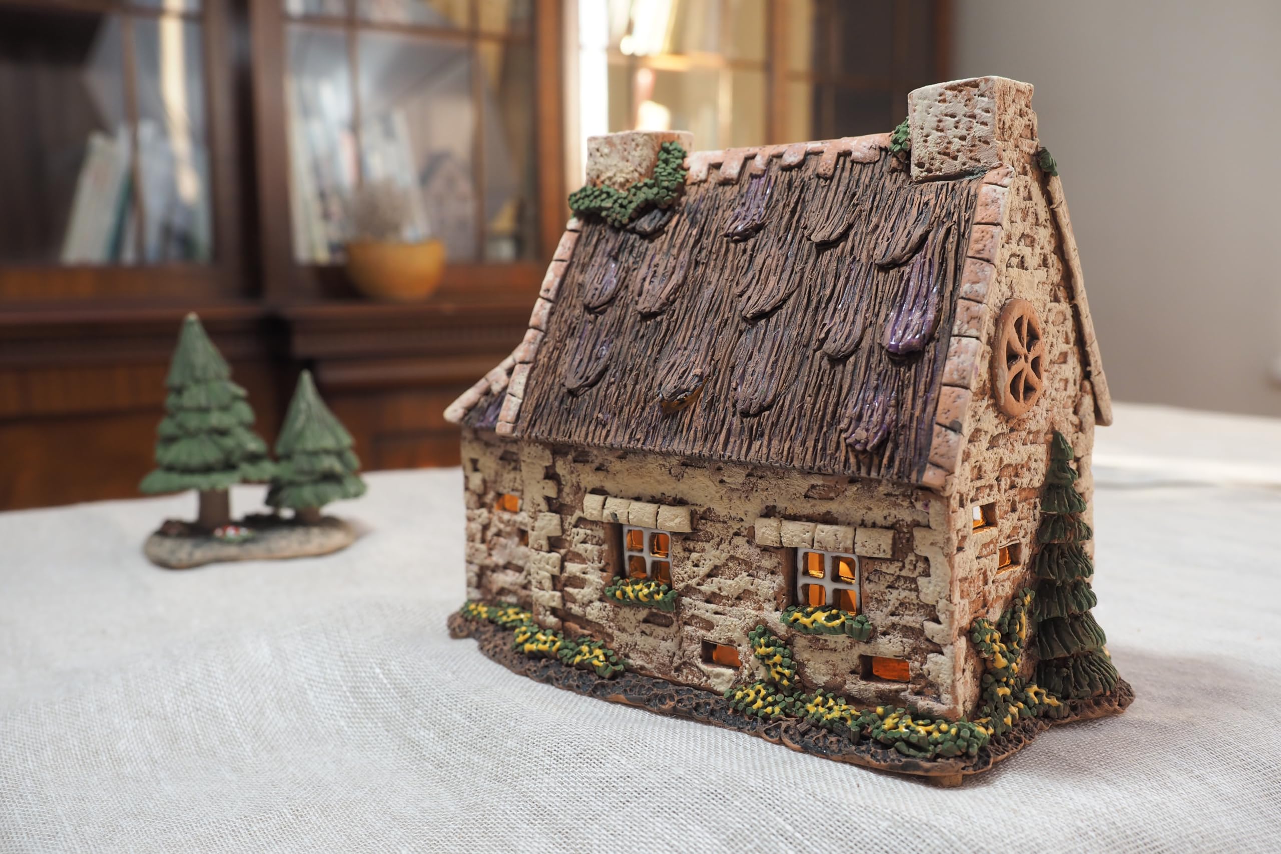 Ceramiczny domek świetlny, rękodzieło, miniaturka artystyczna, stary tradycyjny dom bretoński, Francja, C229AR