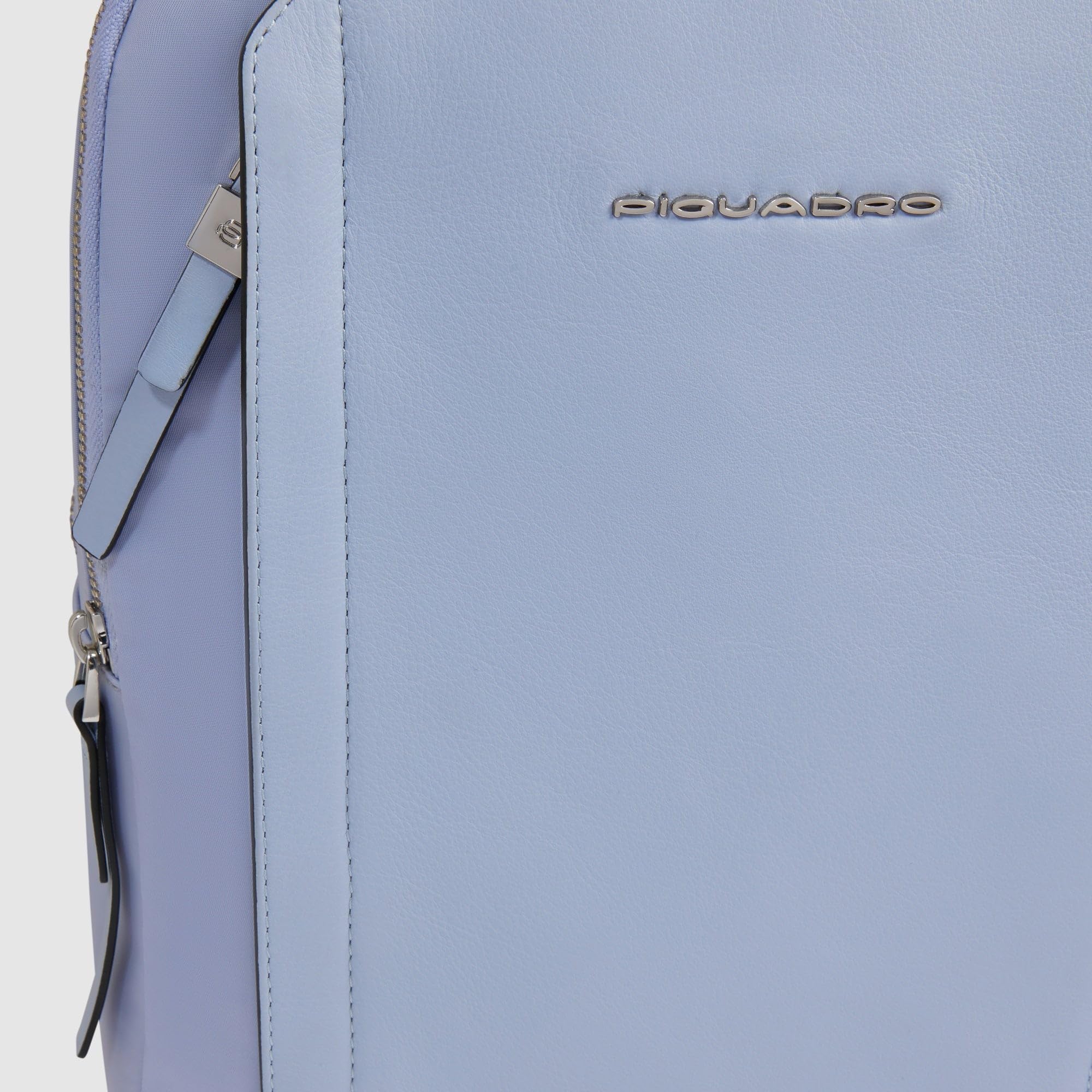 Piquadro – Mochila de mujer – Tejido técnico + Cuero – Compartimento compatible con iPad® / Tablet 12,9'' – 2 compartimentos – Bolsillo delantero – Accesorio para carrito