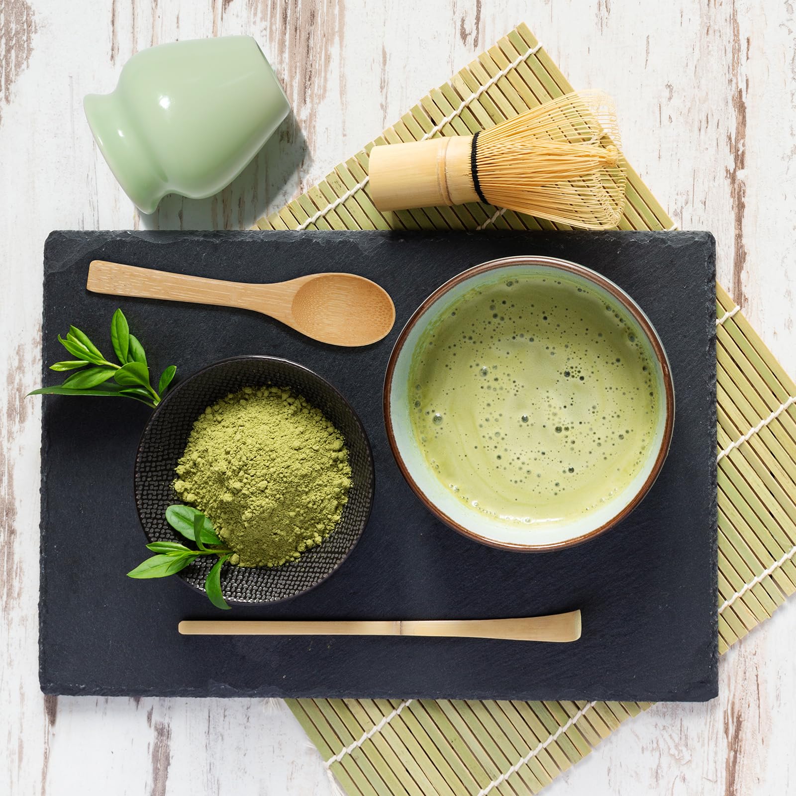 Kit da Cerimonia giapponese Matcha 4 Pezzi, Frusta Matcha Verde in Resinoso, Cucchiaio in Bambù, Paletta in Bambù, Porta Frullino, Matcha Set per la bevanda