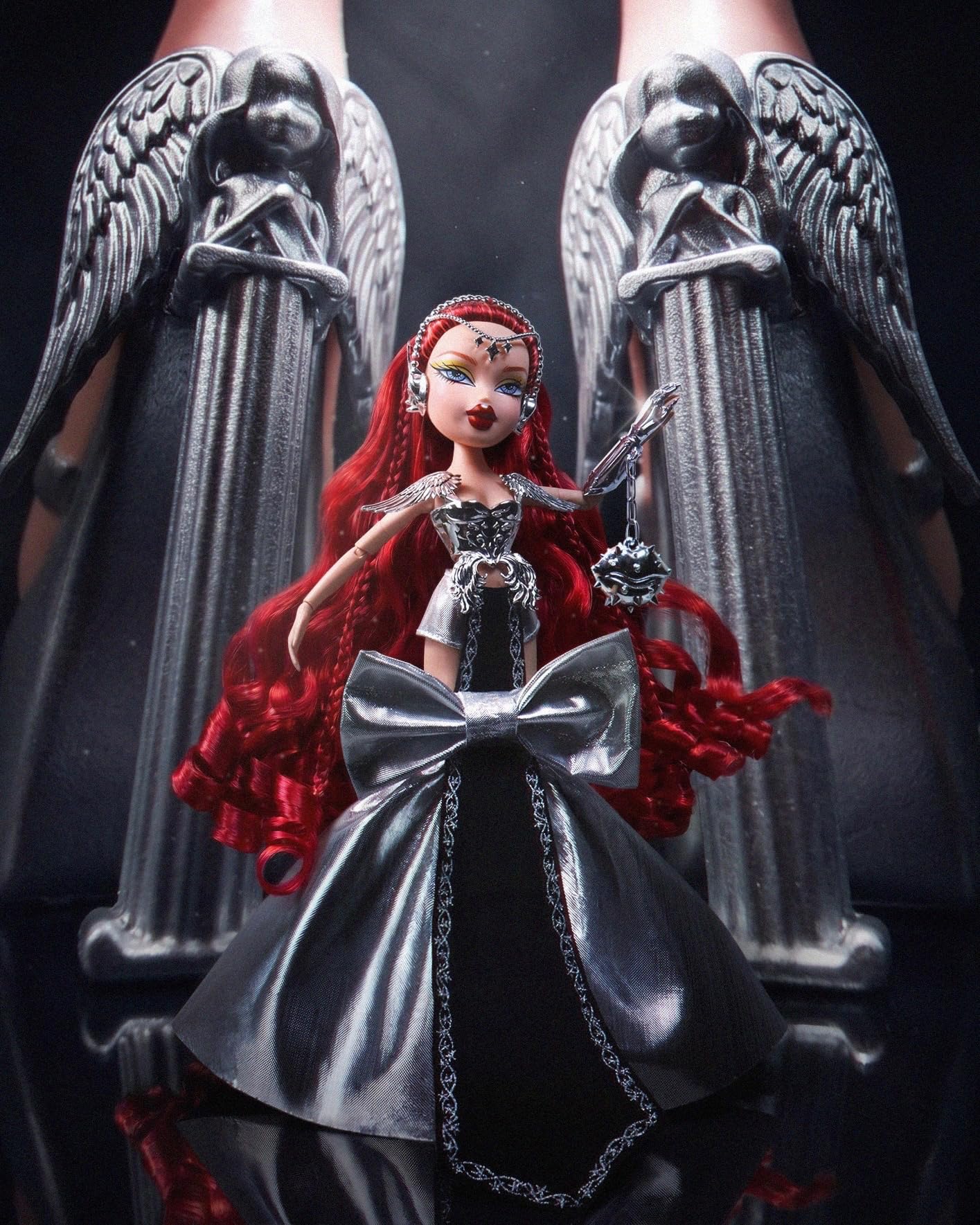 Bratz Bratzaversary Gaia lalka kolekcjonerska 25-lecia z ubrankiem akcesoriami opakowaniem ekspozycyjnym podstawką