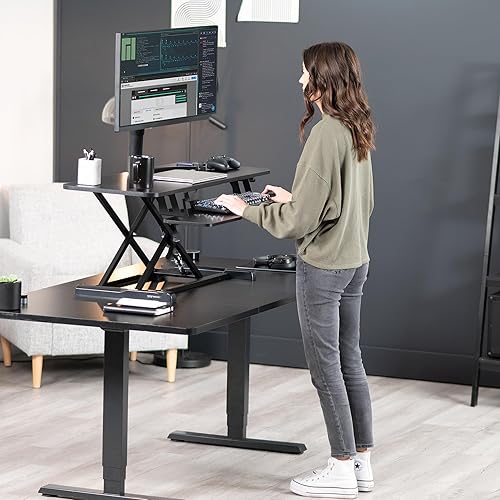 Vista 113 de VIVO DESK-V026KP - Convertidor de escritorio de 26 pulgadas, serie K, elevador de altura ajustable, para monitores y laptops, bandeja ancha