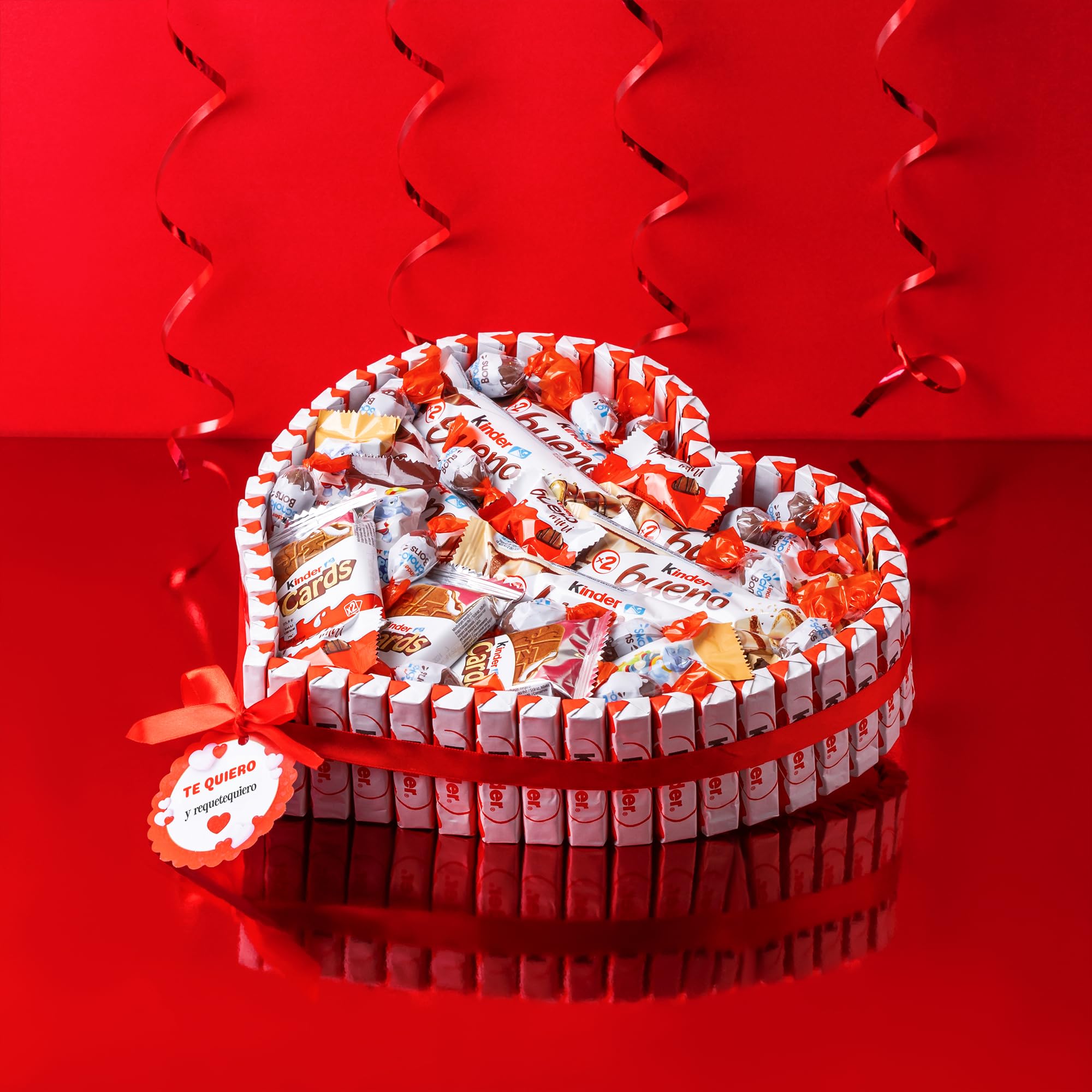 Onza. Cesta regalo de dulces Kinder Bueno. Tarta de chocolates originales para regalar que contiene Kinder bueno, Chocobons, Kinder happy hippo, Kinder chocolate