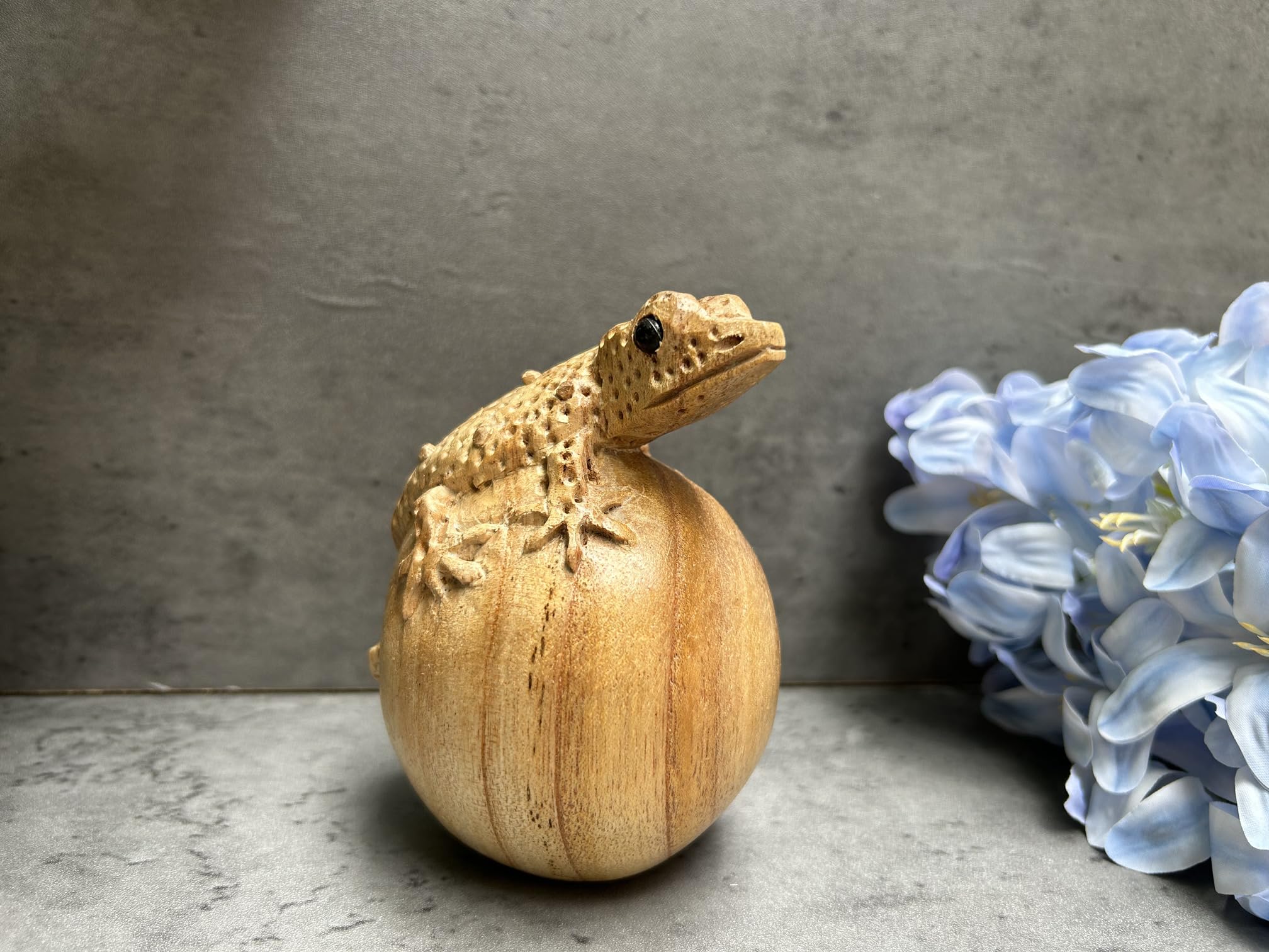 MAISONICA Wooden Hand Carved Gecko on Egg - One Piece - Gift Ornament Figurine