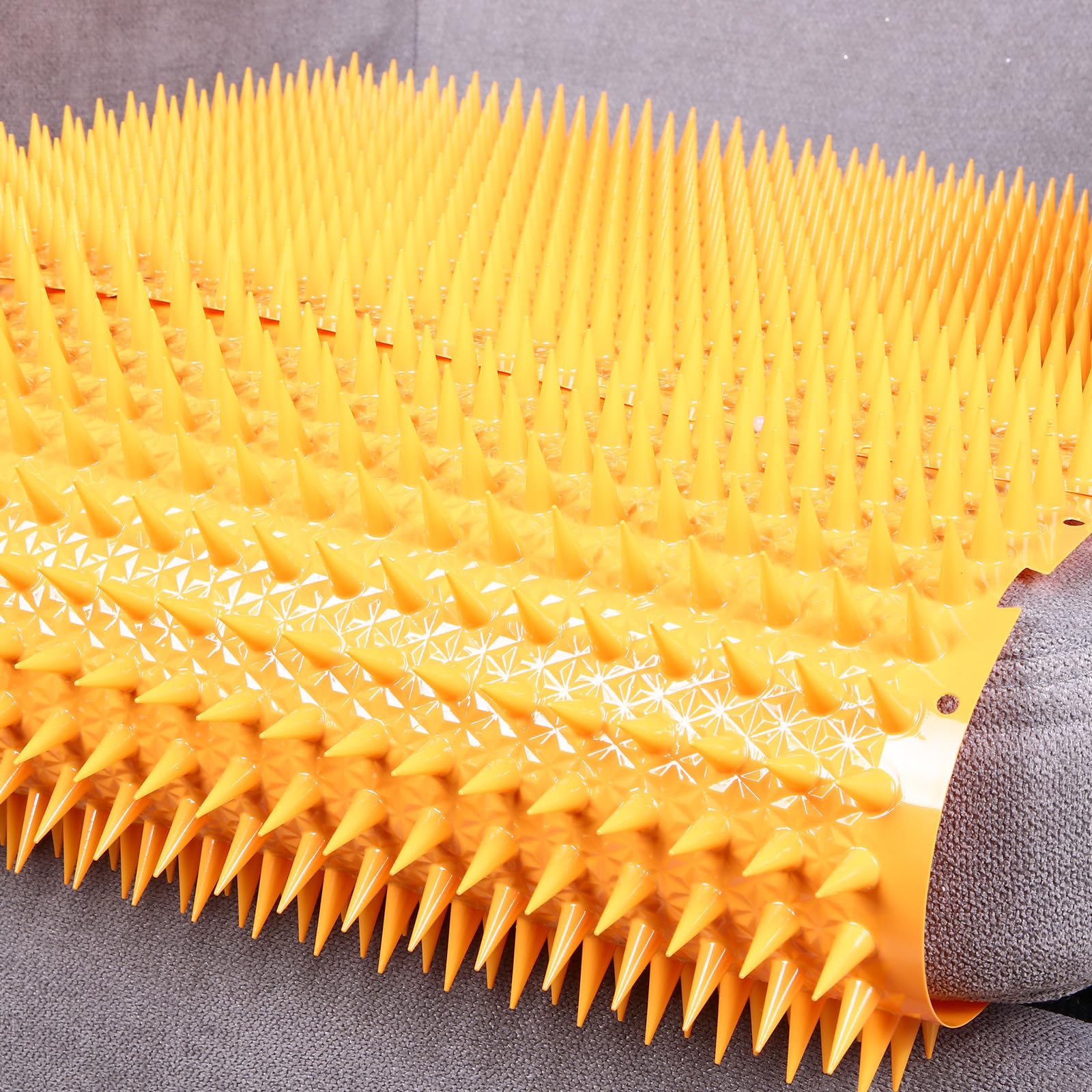 Lot de 16 tapis répulsifs pour chats et chiens en plastique pliable à pointes avec pointes pour intérieur et extérieur, 5,5 m², 40,6 x 33 cm (orange)
