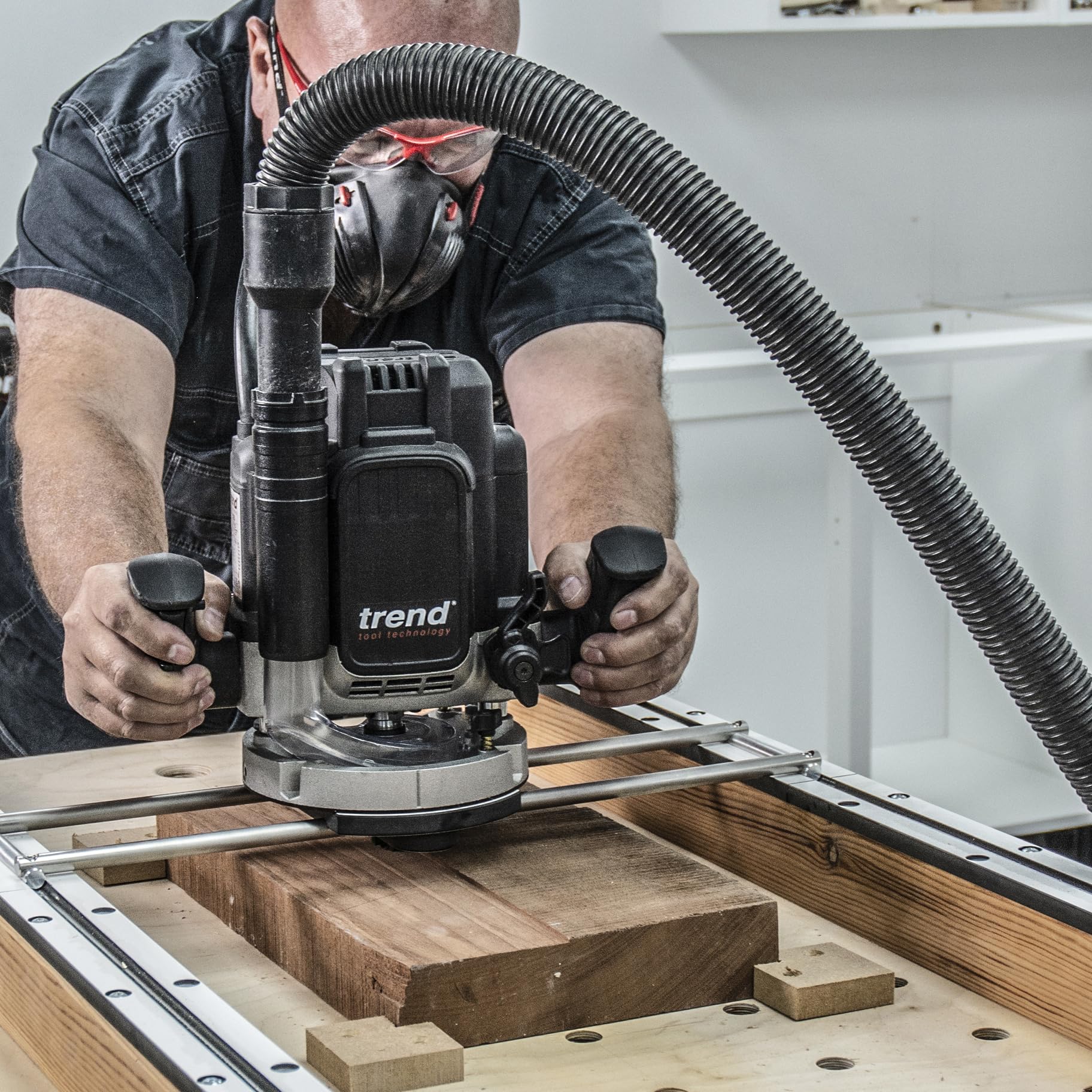 Trend Gabarit de surfaçage, gabarit compact adaptable pour les travaux d'aplanissement, de surfaçage et de tranchée sur des matériaux de forme large ou irrégulière, RS/JIG