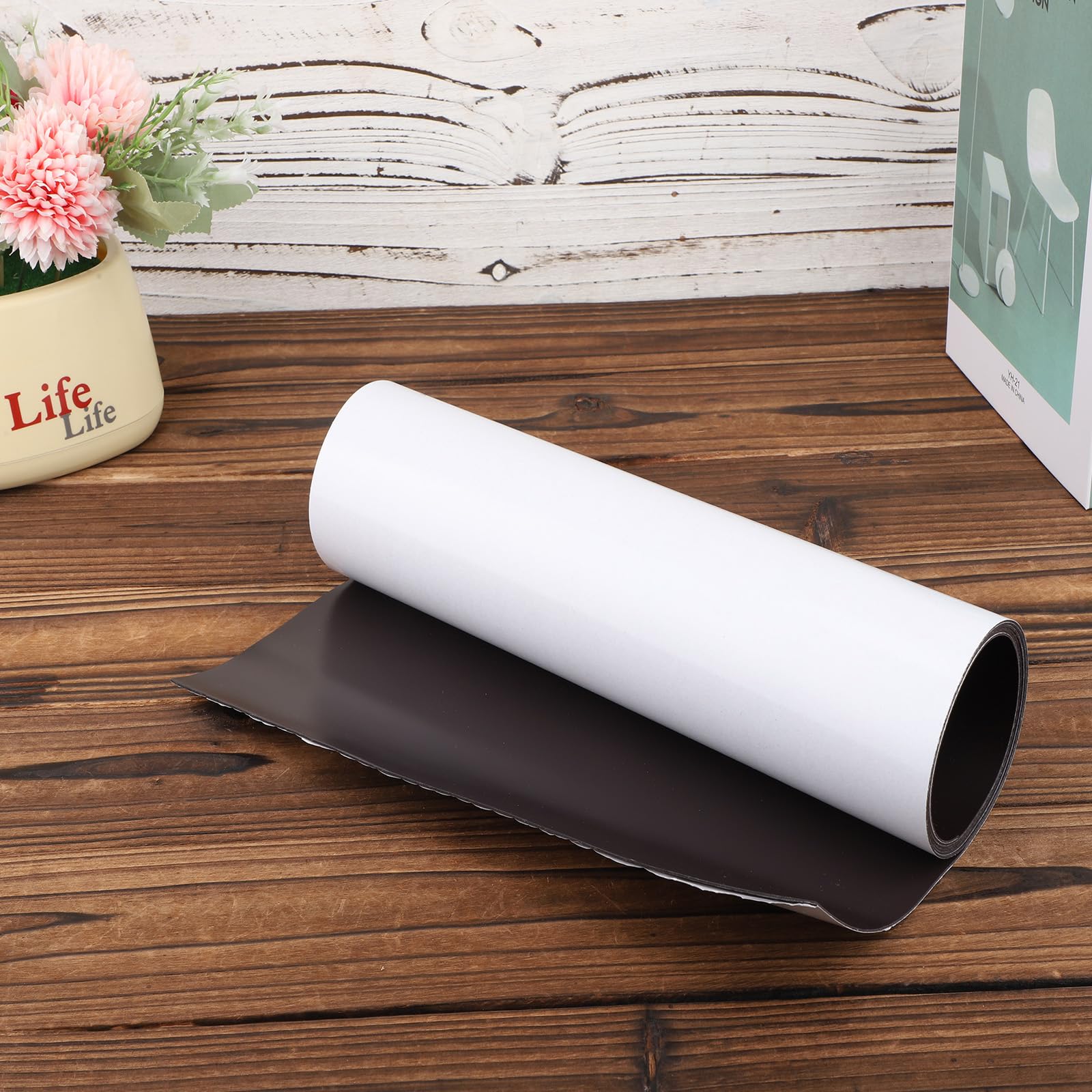 BOXOB Rouleau Feuille Magnétique, 150x30cm Extra Larges Feuilles Magnétiques Adhésives Flexibles Découpables Surface Noire et Blanche Papier de Signalisation pour Véhicules Projet Bricolage