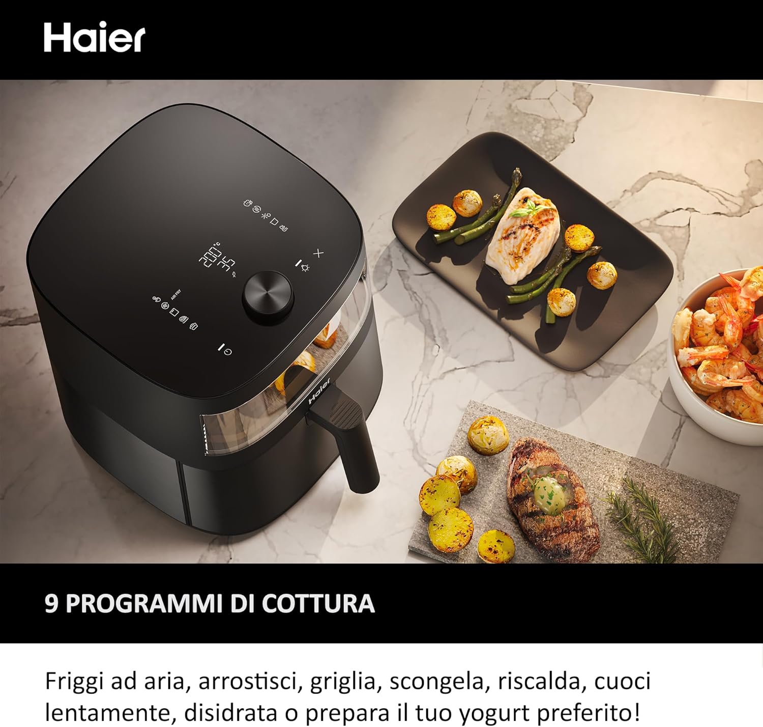 Friggitrice ad aria Haier su un bancone della cucina con cibo cotto, tra cui pollo, patate e gamberetti