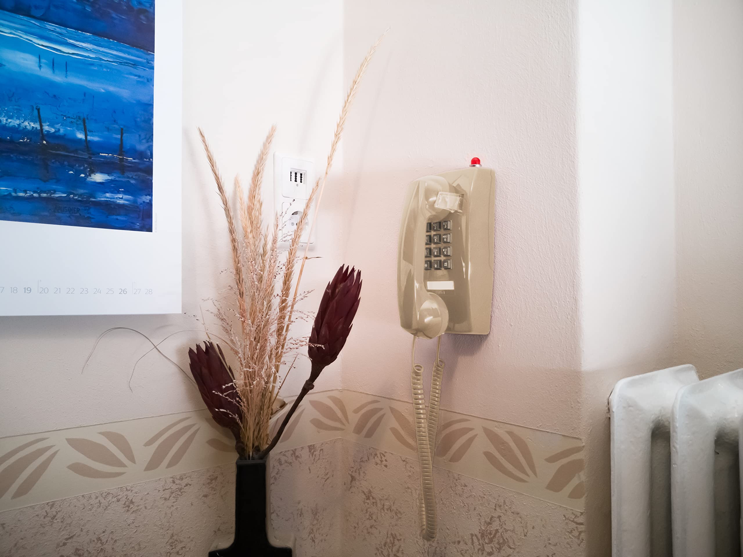 Opis WallFon Cable para Pared: Teléfono Fijo de Colgar Retro y Vintage, el Teléfono Antiguo para Casa con Diseño Clásico Beis