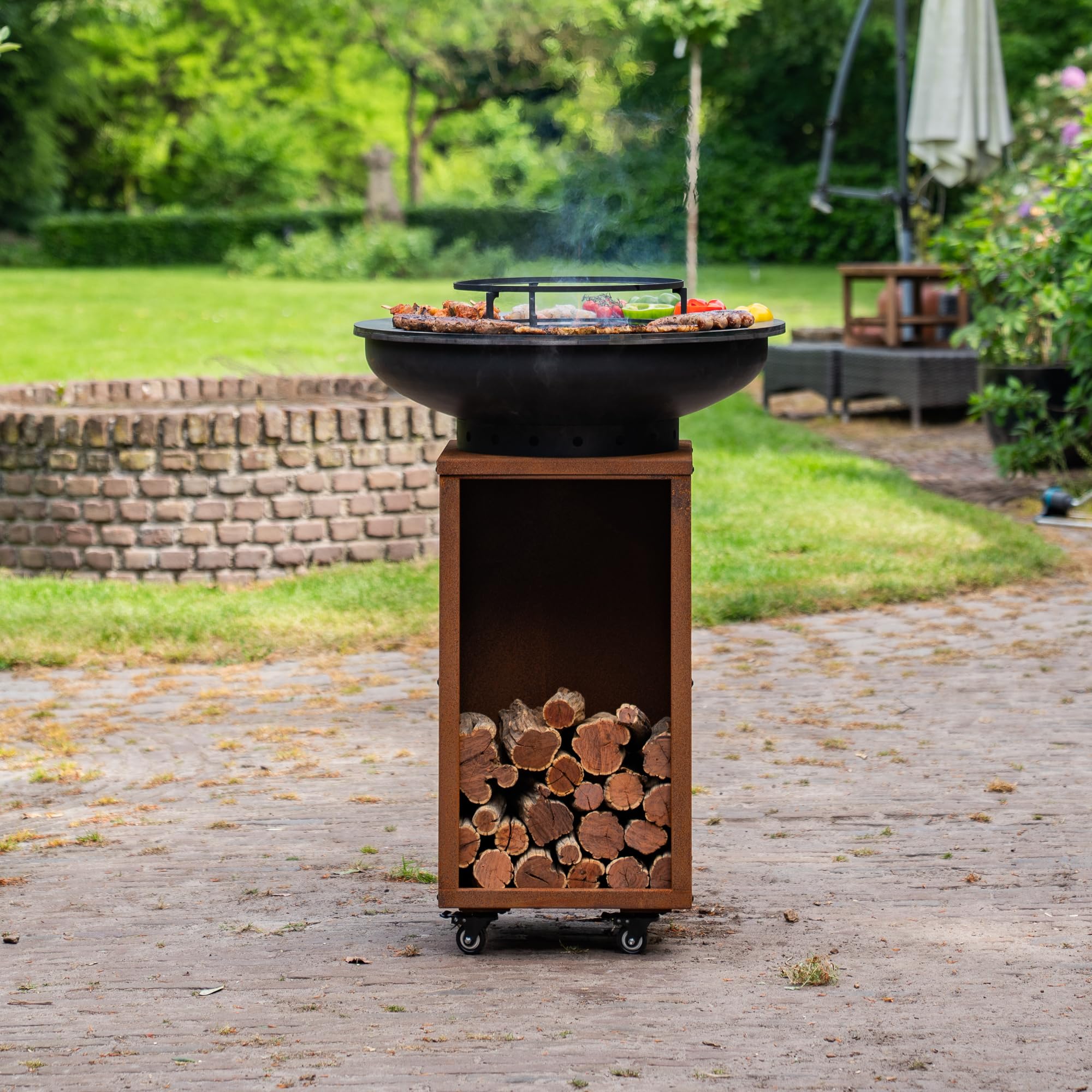 Barbecue Plancha Camarada Blackline Corten Steel 2.0 – con gancio in legno e contenitore in legno Ø 70 cm