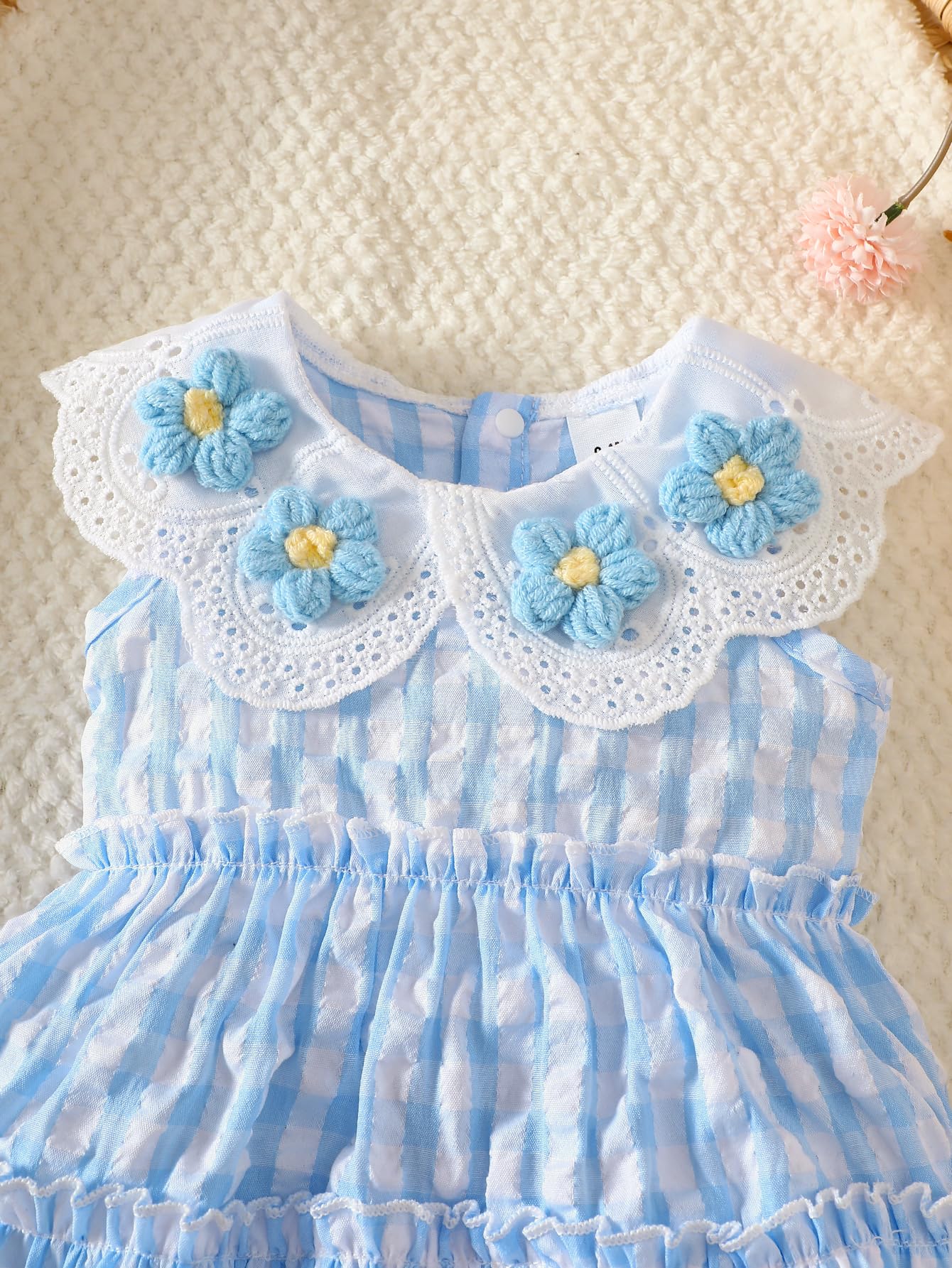 Vestido de cuadros azul para bebé niña con cuello de encaje con ojales y flores de ganchillo 3D, volantes escalonados, trajes de verano para recién nacidos — view 3