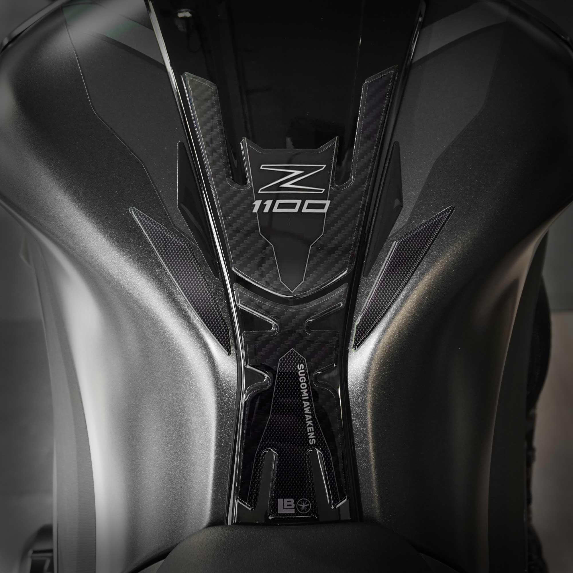 LABELBIKE - Autocollant 3D Protège-Réservoir Moto Protection et Décoration en Résine Compatible avec Kawasaki Z1100 2026 Couleur Grise