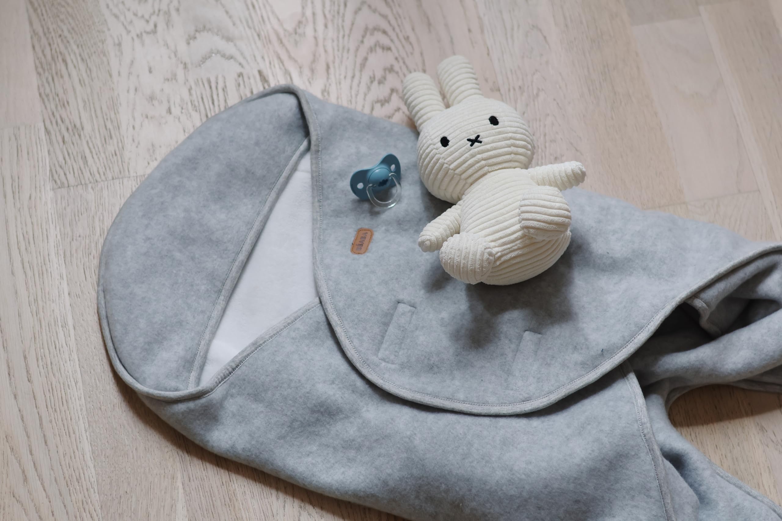 BÉABA, Babynomade Doppio Pile Polare, Coperta Invernale per Neonati, Compatibile con Seggiolino Auto/Pram/Sat, Morbida, Calda, Idrorepellente, Traspirante, Passaggio Imbracatura,Grigio/Bianco,0-6 Mesi