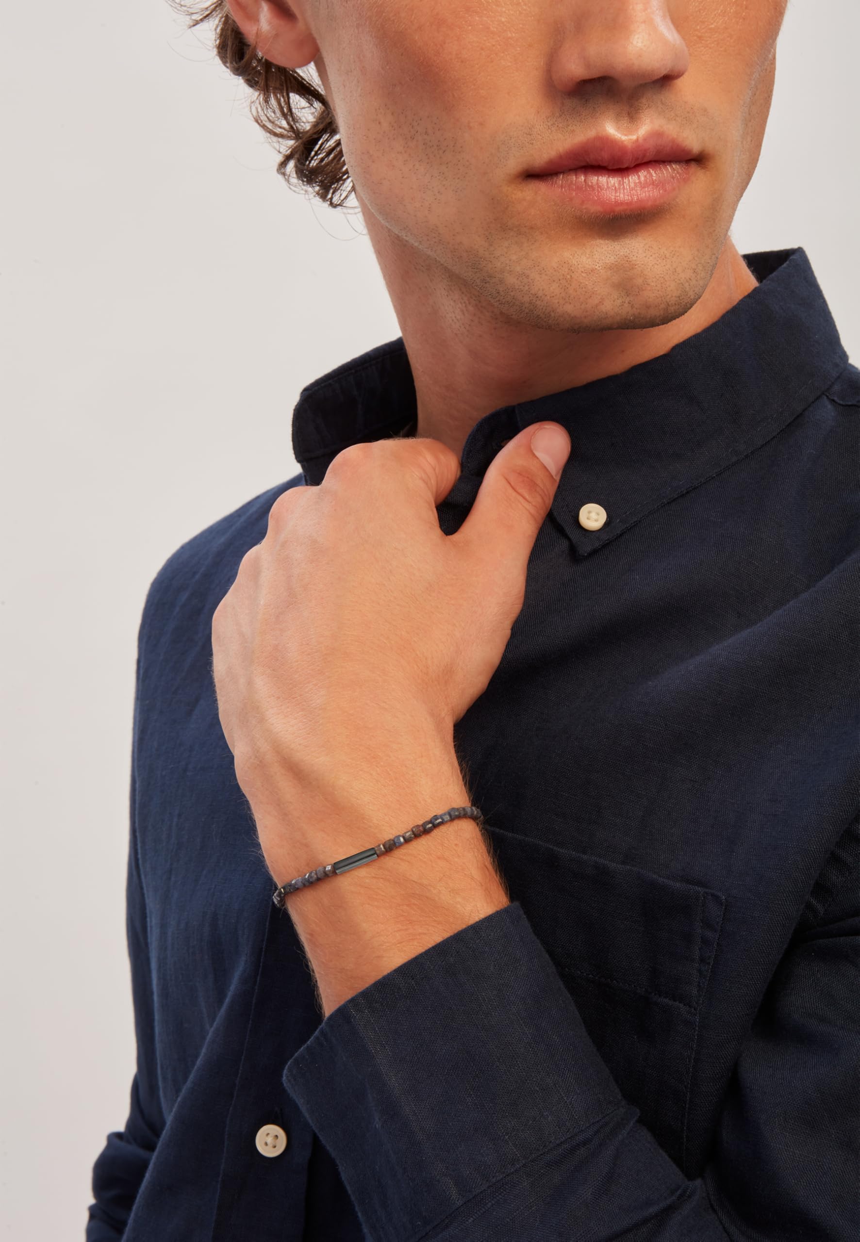 Breil, Priam Collection, Herrenarmband aus Edelstahl in der Farbe Gun mit Zentralem Element und Leuchtenden Edelsteineinsätzen, Schmuckverschluss, Verstellbare Länge 17-22 cm, Geschenkidee für Männer