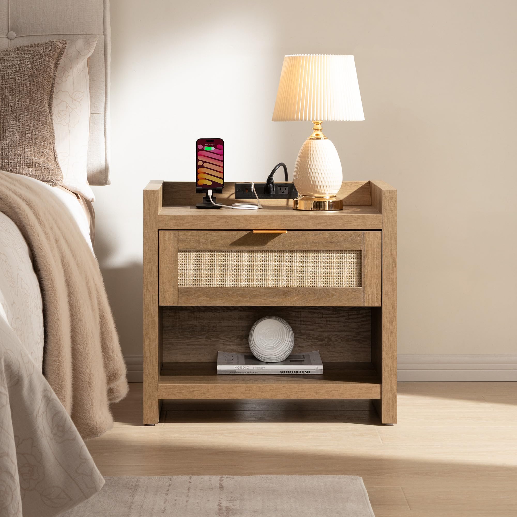 Table d'appoint de lit bohème en chêne naturel pour une chambre chaleureuse