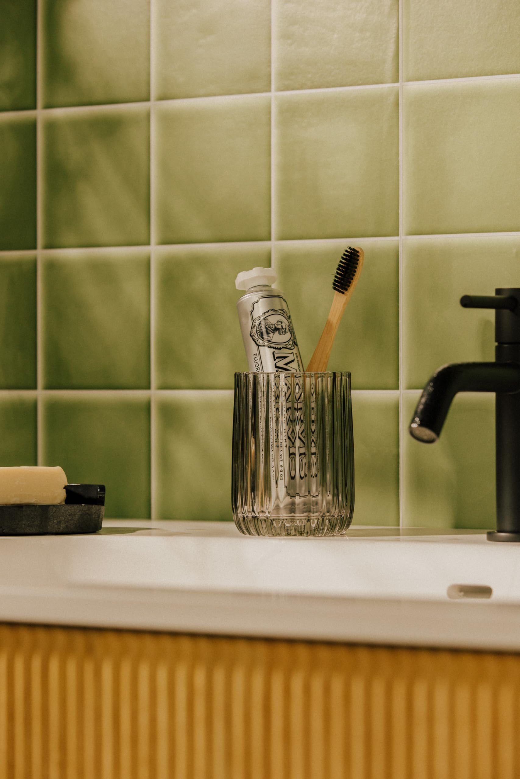 Cosmic Lido Vaso Portacepillos para Encimera de Baño con Diseño Contemporáneo y Circular. Soporte para Cepillos de Dientes de Cristal de Color Bluish Green