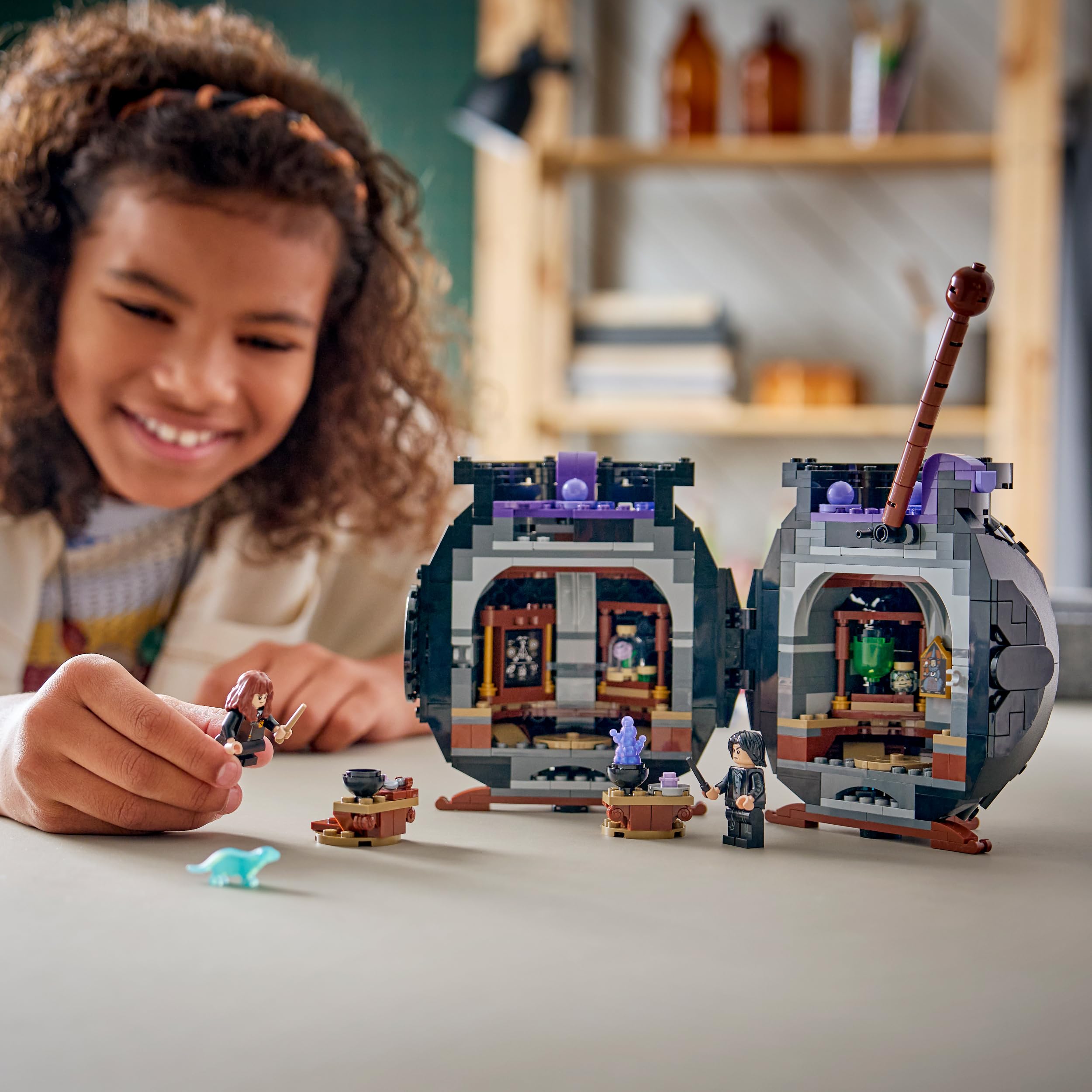 LEGO Harry Potter Caldero: Aula de Pociones Secretas - Decoración para el Dormitorio - Juguete de Colección - Minifiguras de Patronus, Hermione y Snape - Regalo para Niñas y Niños de 10+ Años - 76464 — view 9