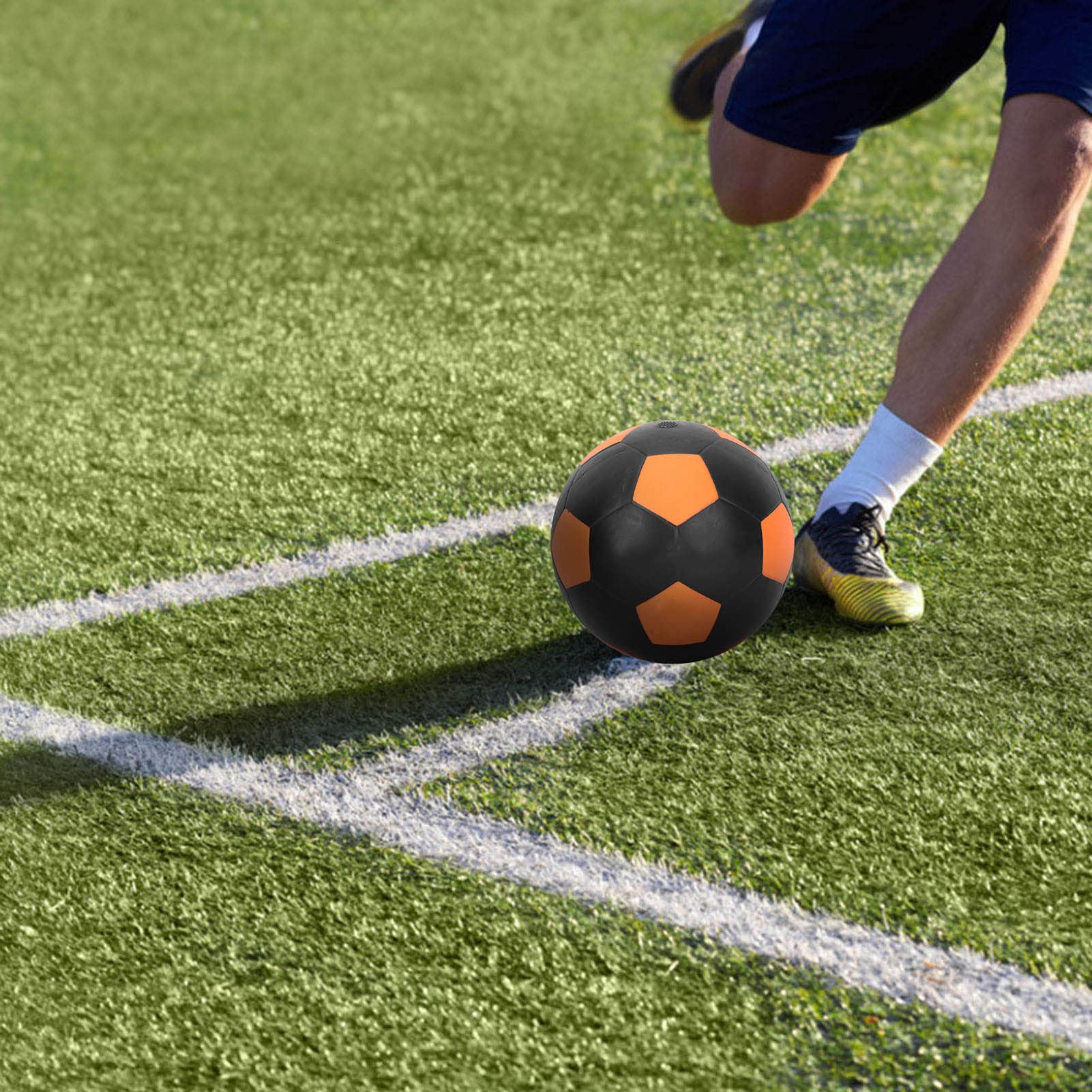 LIZEALUCKY LED Vibrante Glow Pallone da Calcio Gonfiabile in Gomma Luminoso per Gioco Notturno Adulti E Bambini Arancione Nero No.5