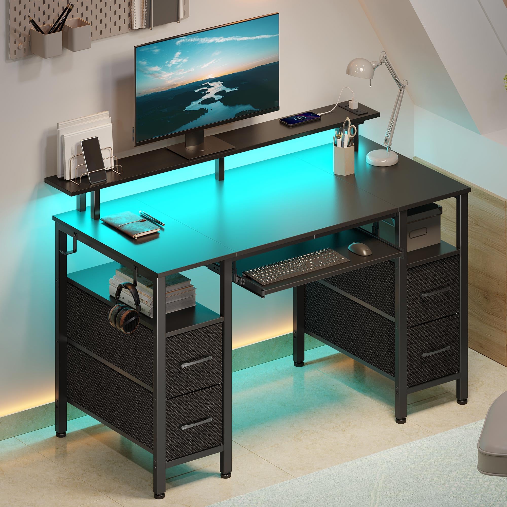 Seventable Scrivania con Cassetti LED, Postazione Gaming con 2 Prese di Corrente e 2 Porte di Ricarica USB, Scrivania Gaming con Supporto per Monitor & Vassoio per Tastiera per Ufficio(Nero 120cm)