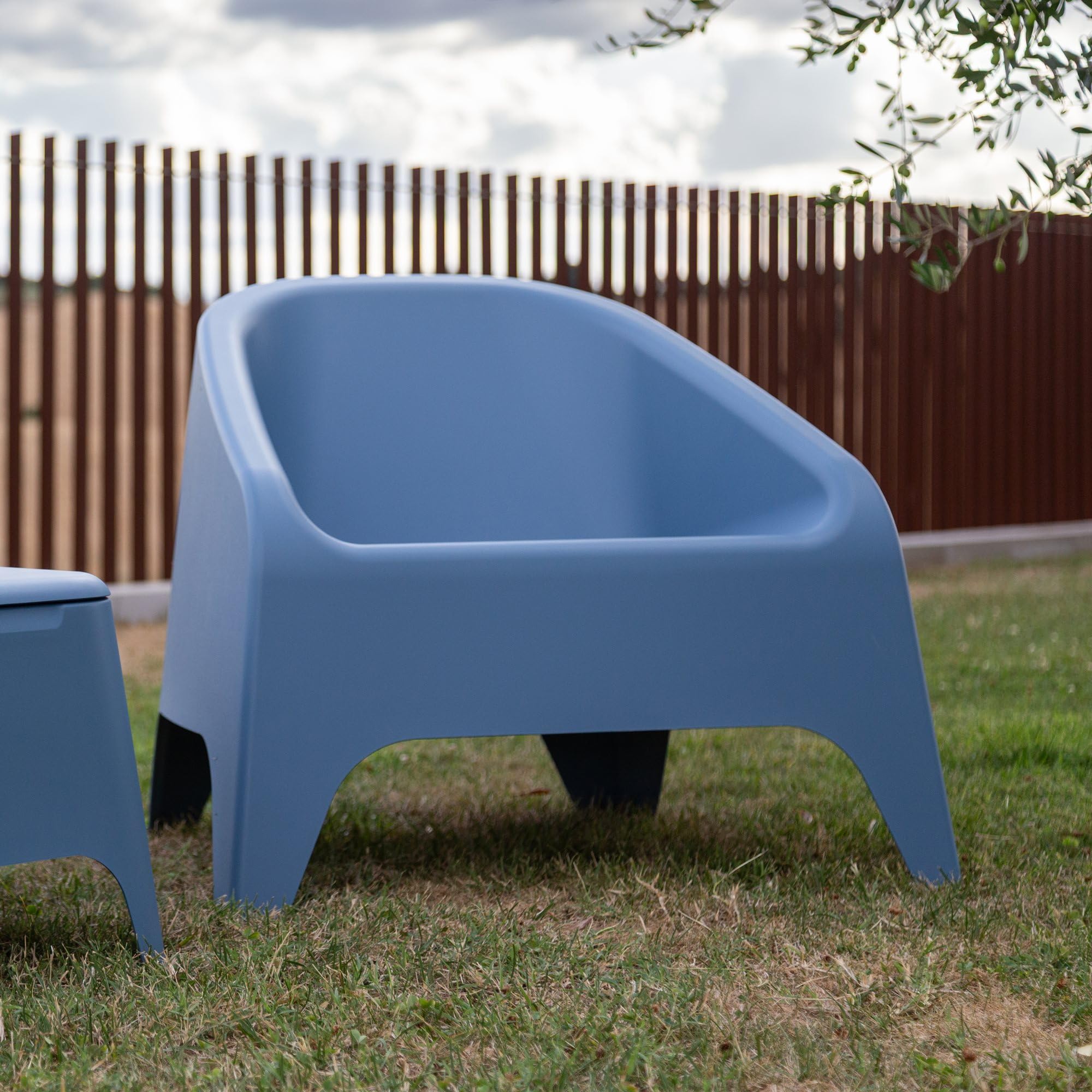 Toomax Kit Divano Matera Sofa + 2 Poltrone Matera Blu Ceruleo 115x75x66,5 cm, set salotto da giardino con divano 2 posti e 2 poltrone, in plastica riciclata ideale per uso interno ed esterno