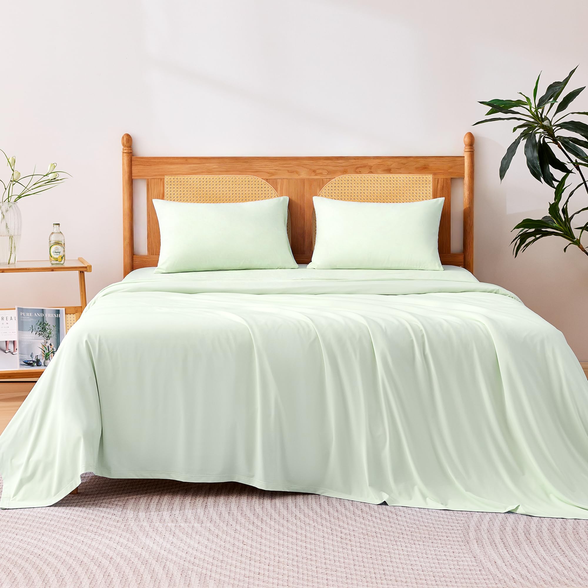 

                                                    Amazon Basics Cooling Sheets, 4-Piece Bed Sheet Se