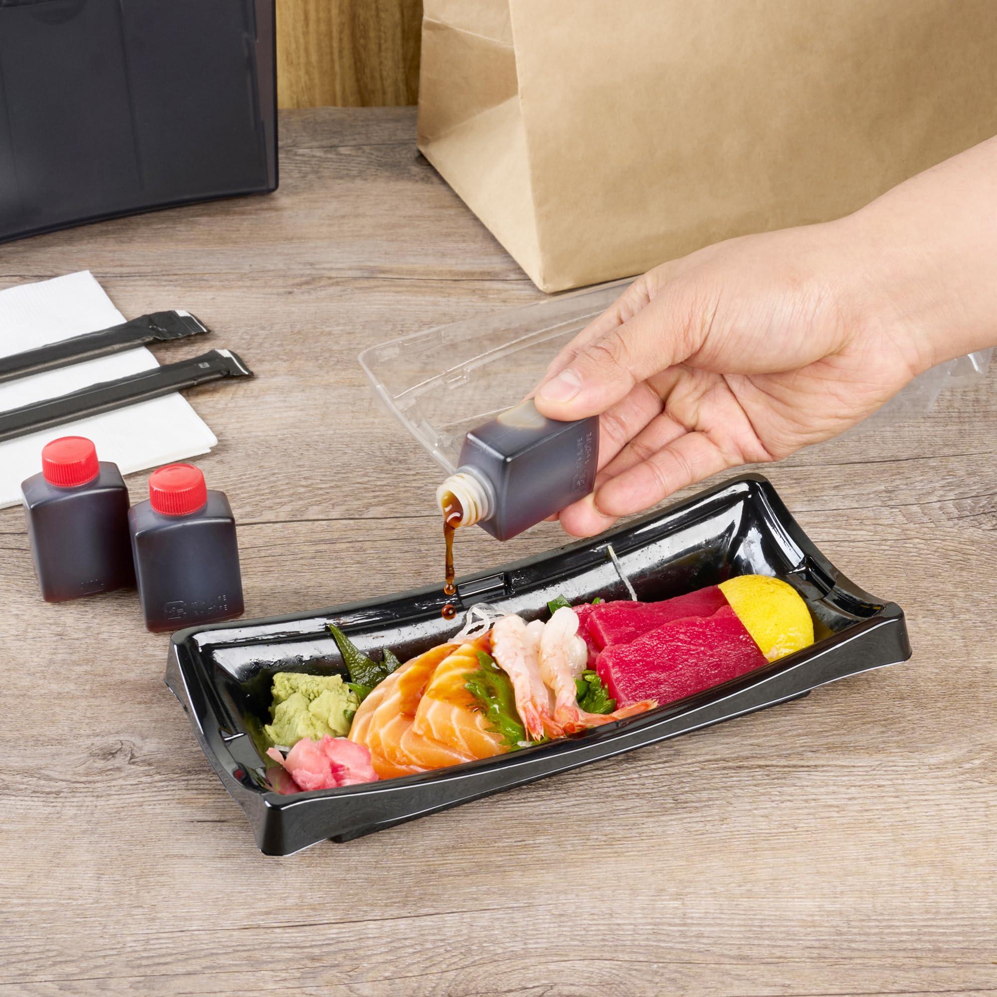 Restaurantware -Bento Tek - Mini botellas de salsa de soja de 1 onza, 100 mini botellas desechables para condimentos con tapas rojas, paquete de condimentos, vinagre o salsa, botellas de plástico