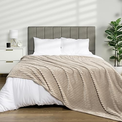 Miniatura 10 de PAVILIA Manta de vellón suave para cama King, color gris claro, manta de franela de felpa mullida, cálida y acogedora manta de microfibra acanalada