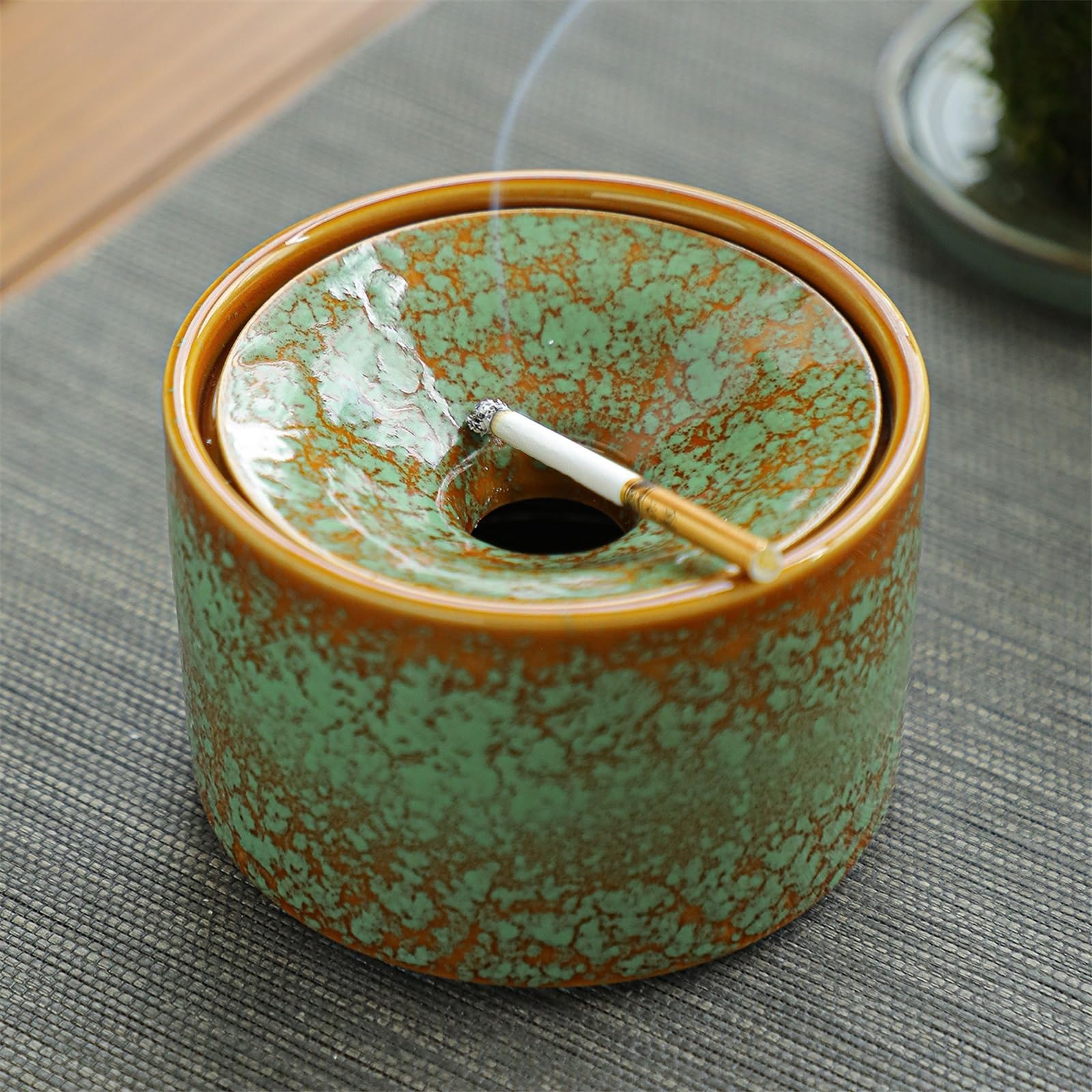 Posacenere decorativo per interni in ceramica con coperchio a imbuto, ideale per casa, soggiorno, ufficio e tavolo da tè