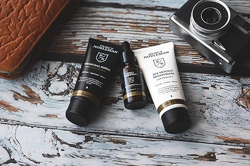 Miniatura 7 de Age Defence Kit, un conjunto de cuidado de la piel para hombres que contiene exfoliante facial de carbón (con AHA natural), suero facial