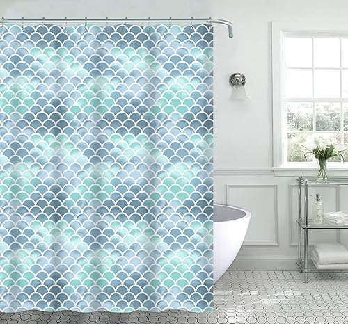 Miniatura 1 de Cortina de ducha de tela Ocean Life para baño escamas de peces en azul marino neutro y verdes sobre blanco (océano)