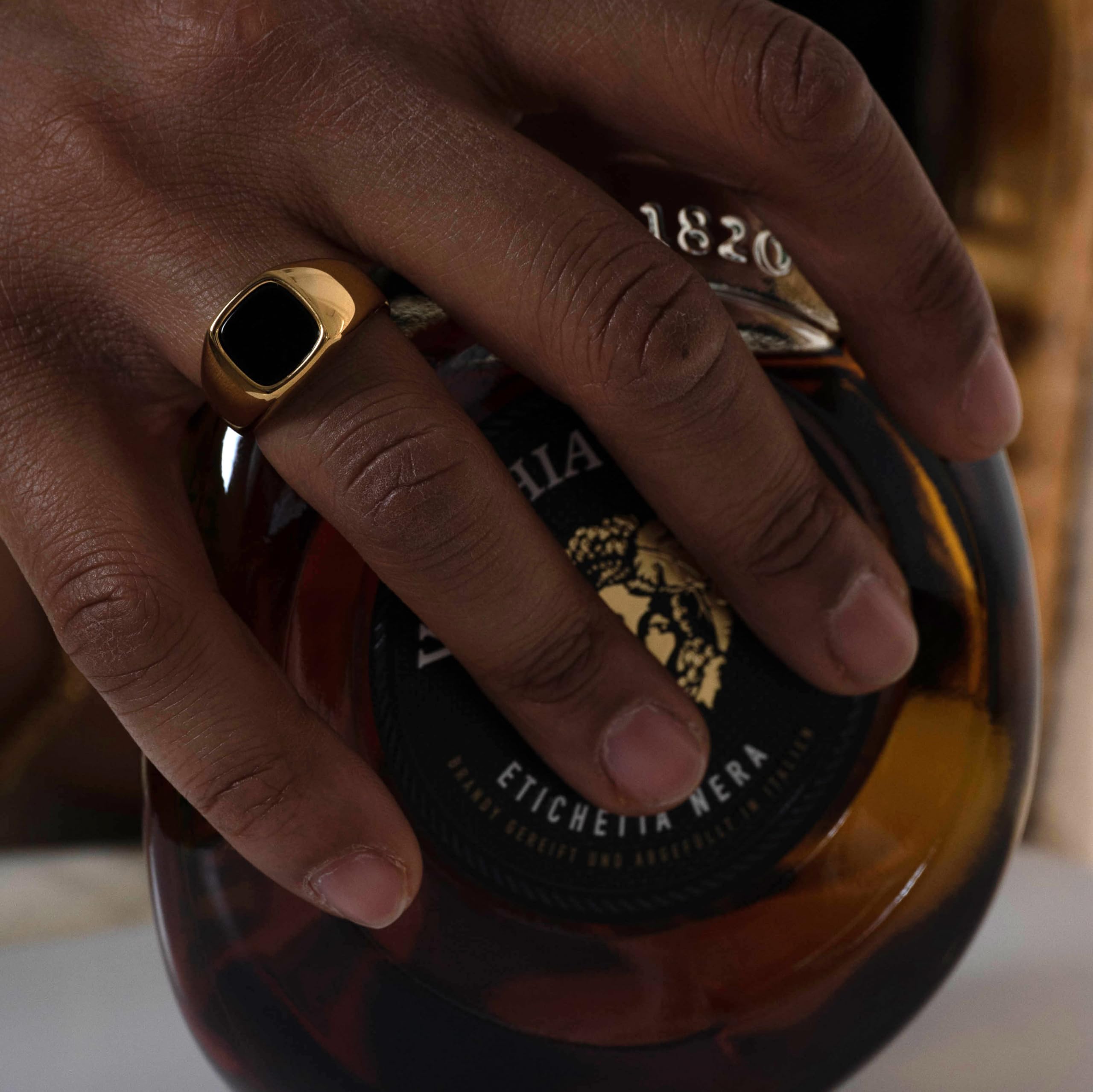 DJADEE Esther Onyx Ring in Gold beschichteter Edelstahl, 18 Karat vergoldet, wasserfest, nickel- und allergiefrei, langlebig mit Onyx Stein schwarz Geschenk für Männer Premiumqualität