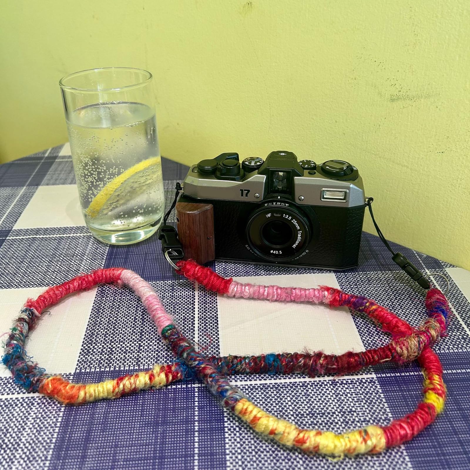 Generisch Sangle d'appareil photo multicolore pour appareils numériques DSLR - Tissu doux texturé avec pinces métalliques sécurisées - Support d'épaule réglable - Sangle d'appareil photo Spectrum